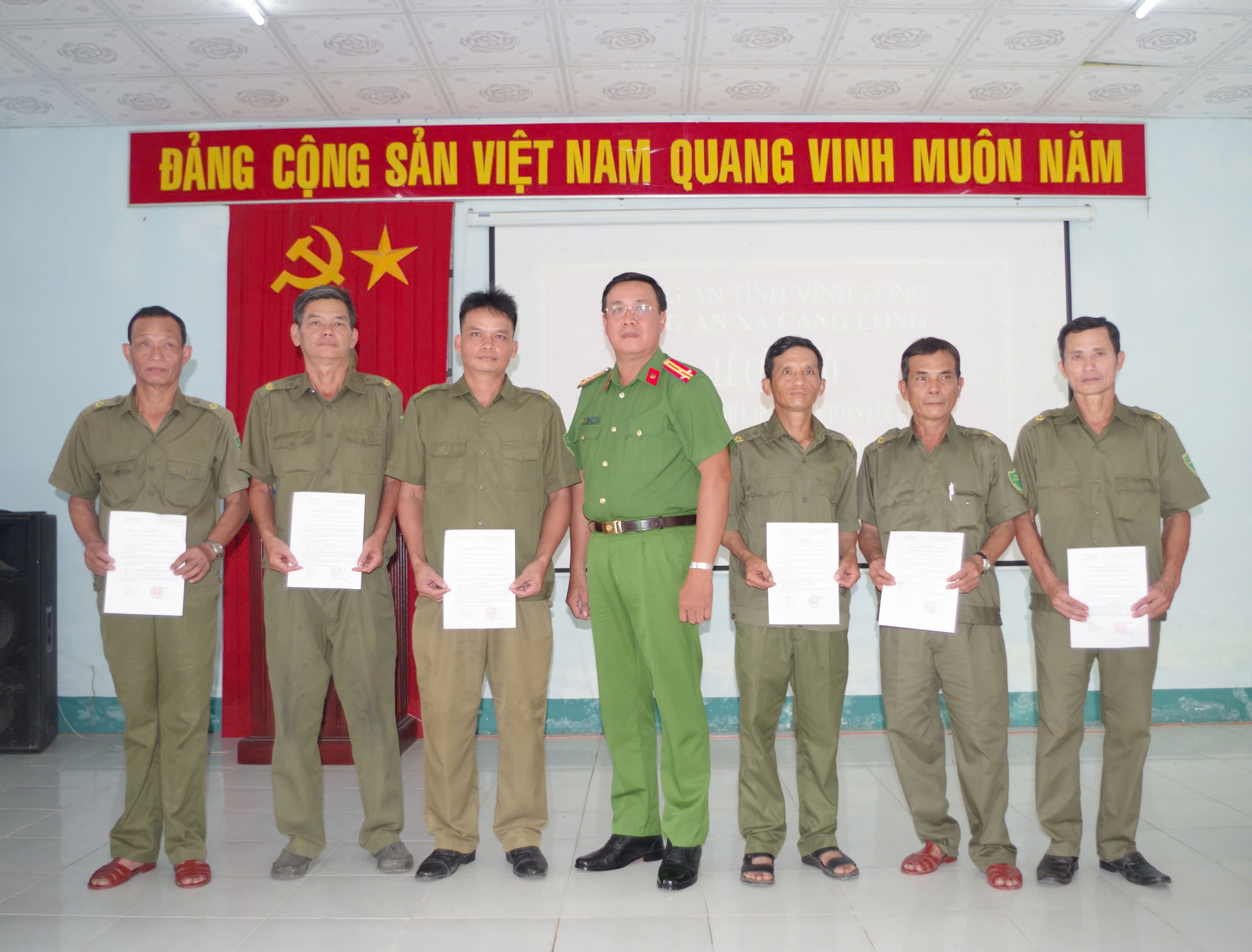 Ảnh Đ c Thượng tá Lê Thanh Sơn Ủy viên BTV Đảng ủy, Bí thư Đảng ủy, Trưởng Công an xã trao quyết định cho các Tổ