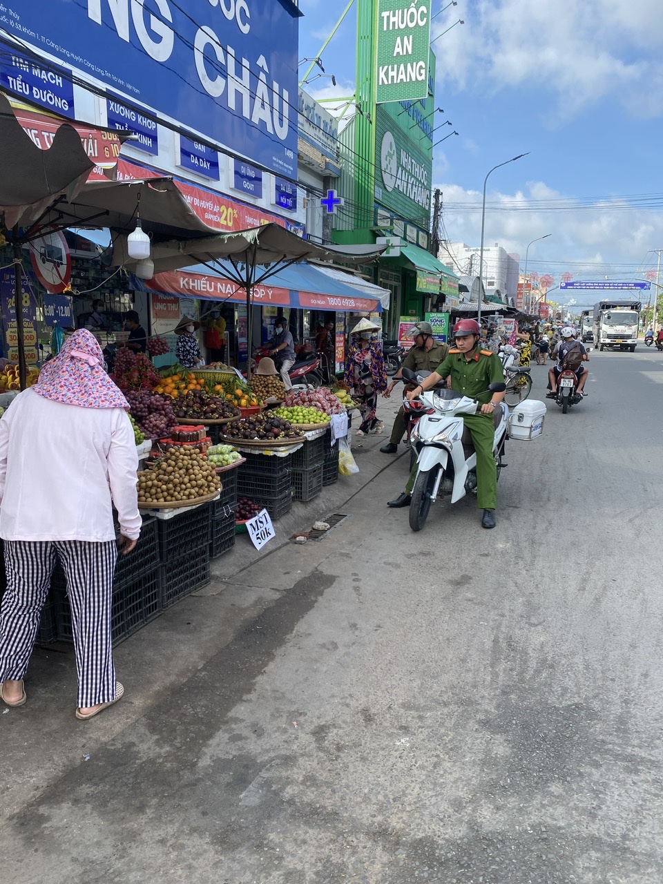 Ảnh Lực lượng Cảnh sát trật tự phối hợp chấn chỉnh hành lang ATGT