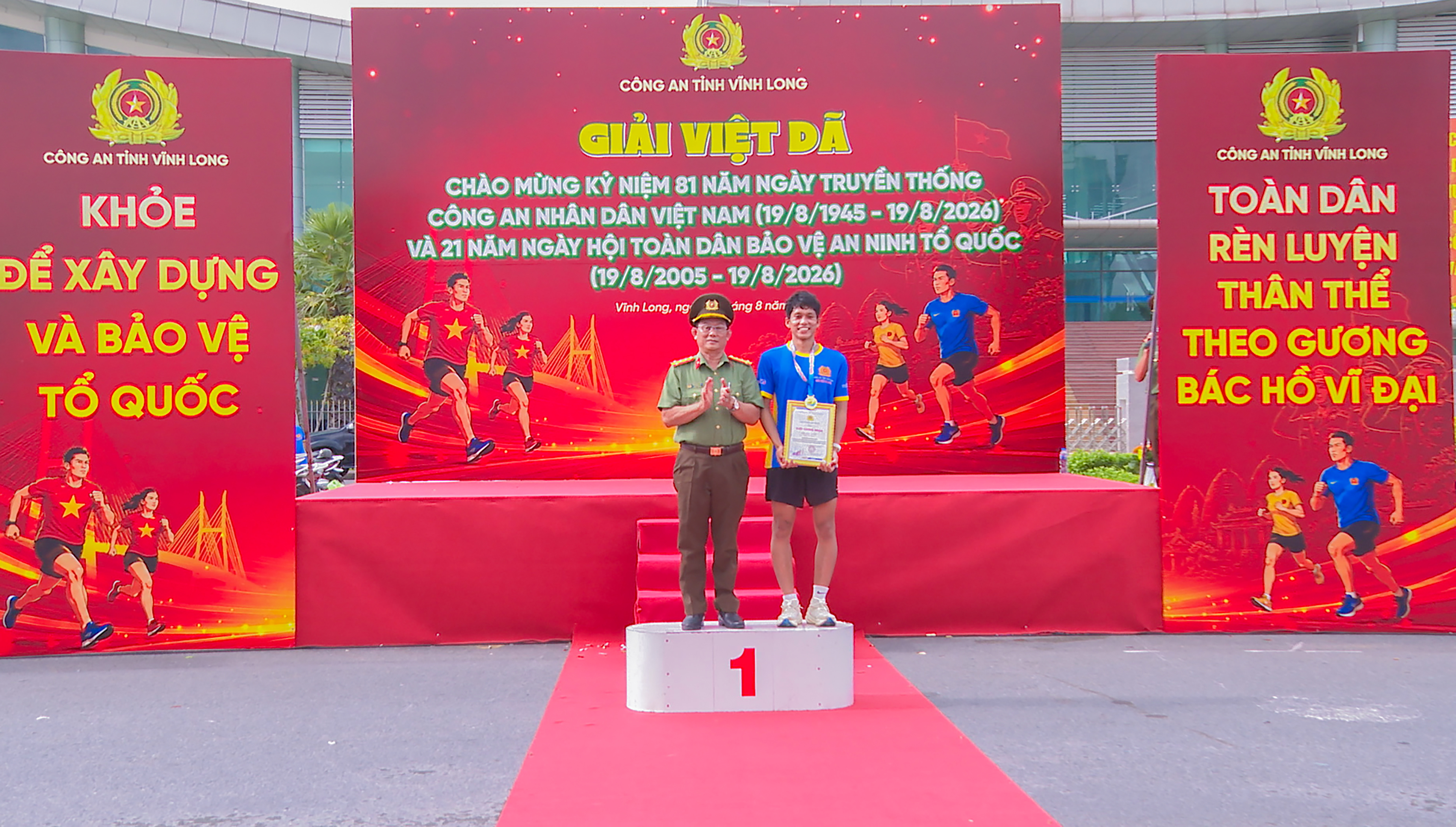 Ban tổ chức trao giải (5)