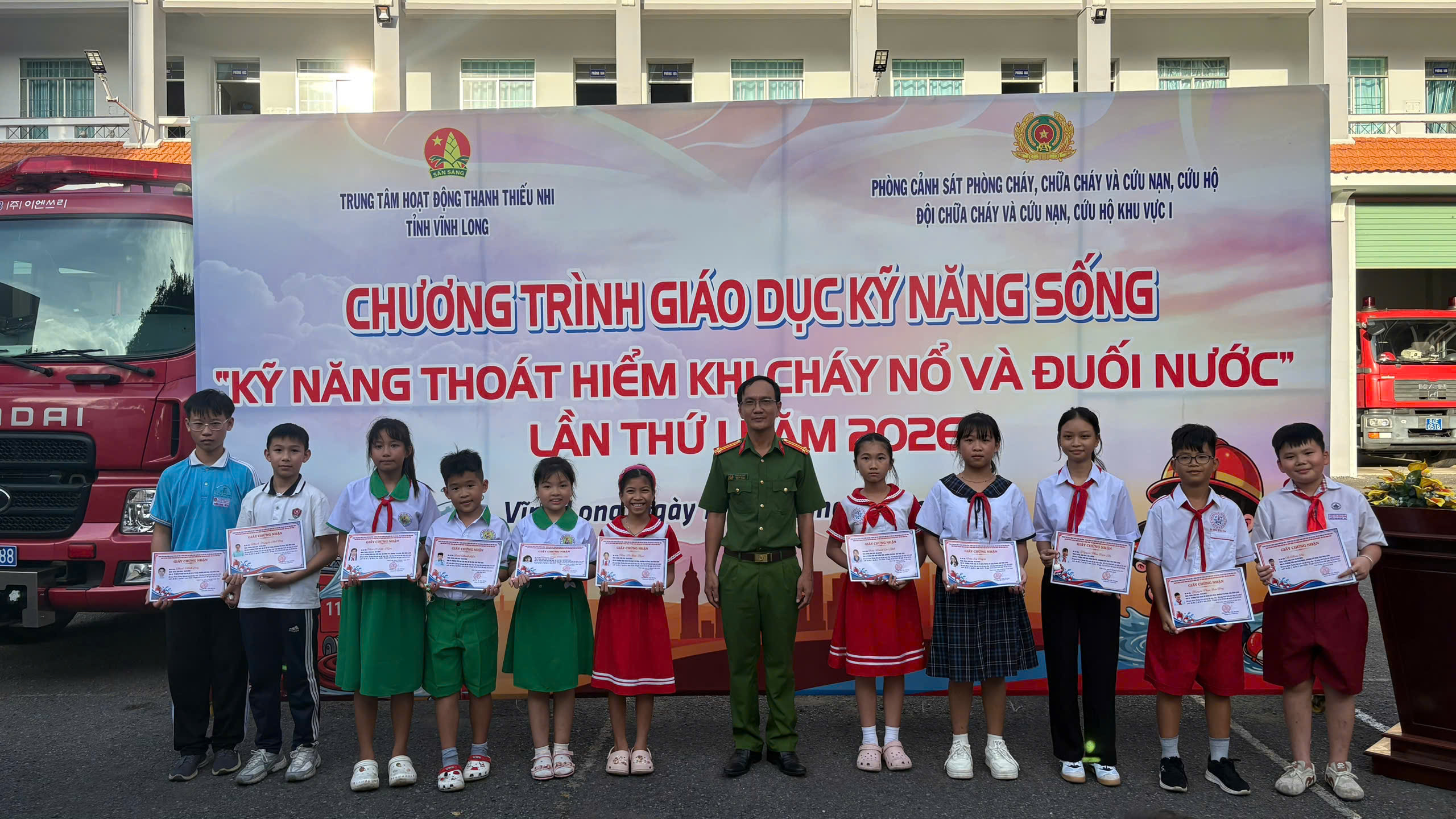 Ban Tổ chức trao giấy chứng nhận hoàn thành khoá học cho các em học viên và chụp ảnh lưu niệm