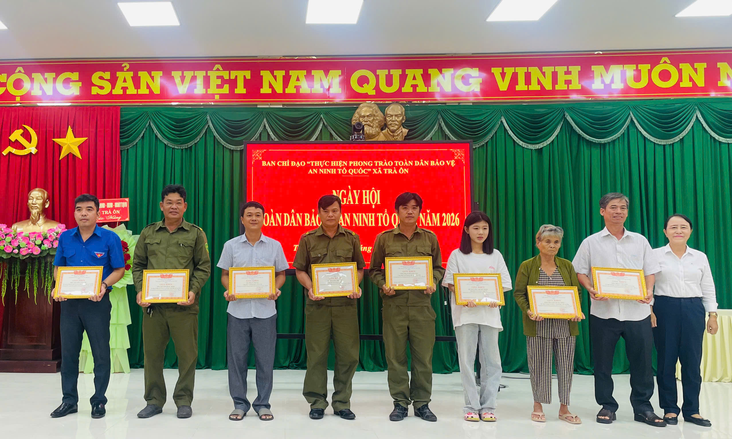 Cá nhân được khen thưởng