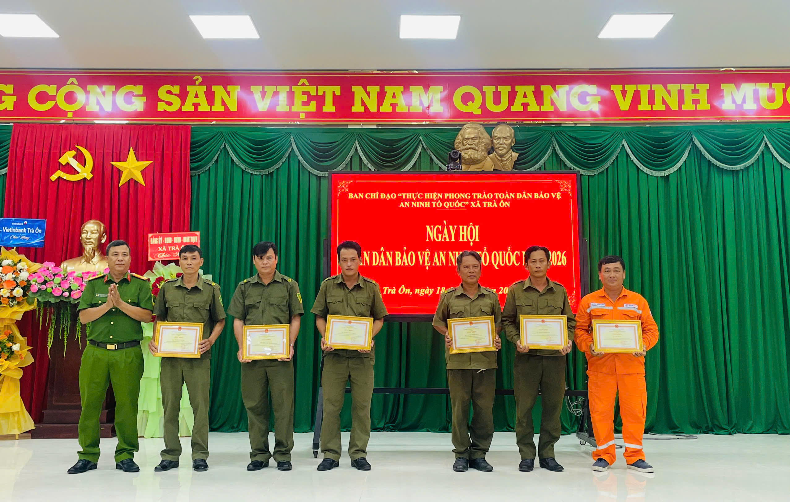 cá nhân được tặng Giấy khen