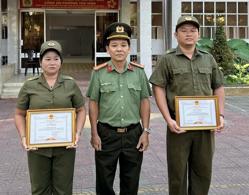 Cá nhân nhận khen khưởng đã đạt thành tích cao tại Hội thi lực lượng tham gia bảo vệ ANTT ở cơ sở giỏi tỉnh Vĩ