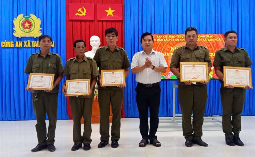 Cá nhân, tập thế có thành tích xuất sắc