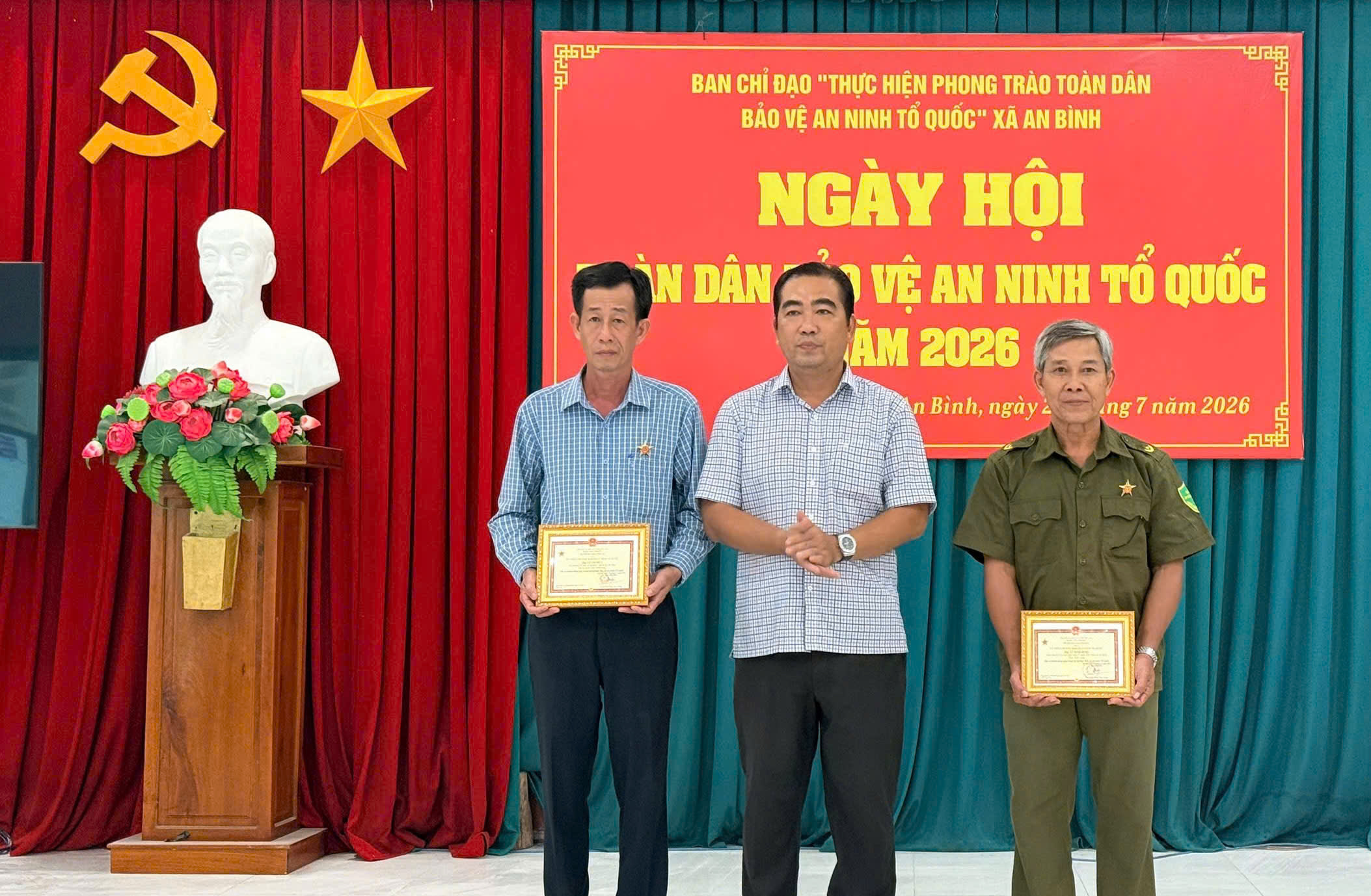 cá nhân, tập thể nhận khen thưởng 2