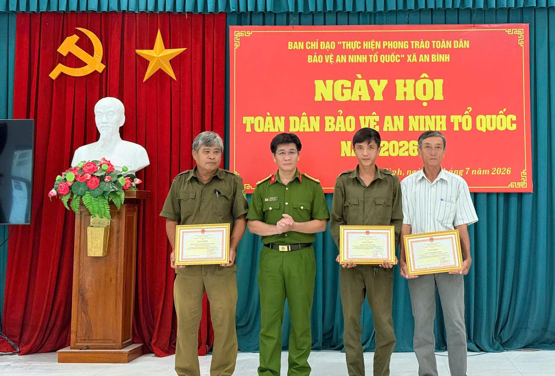 cá nhân, tập thể nhận khen thưởng
