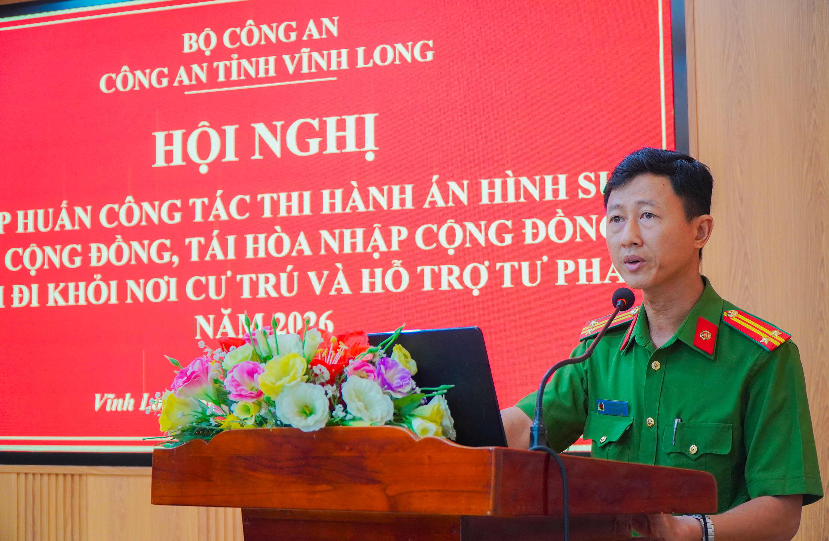 Các báo cáo viên trình bày các chuyên đề (3)