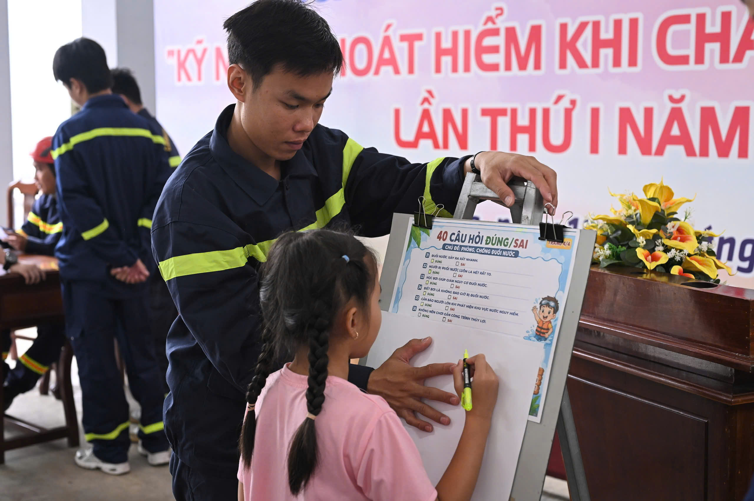 Các cán bộ chiến sĩ hướng dẫn các bé thiếu nhi tham gia các hoạt động