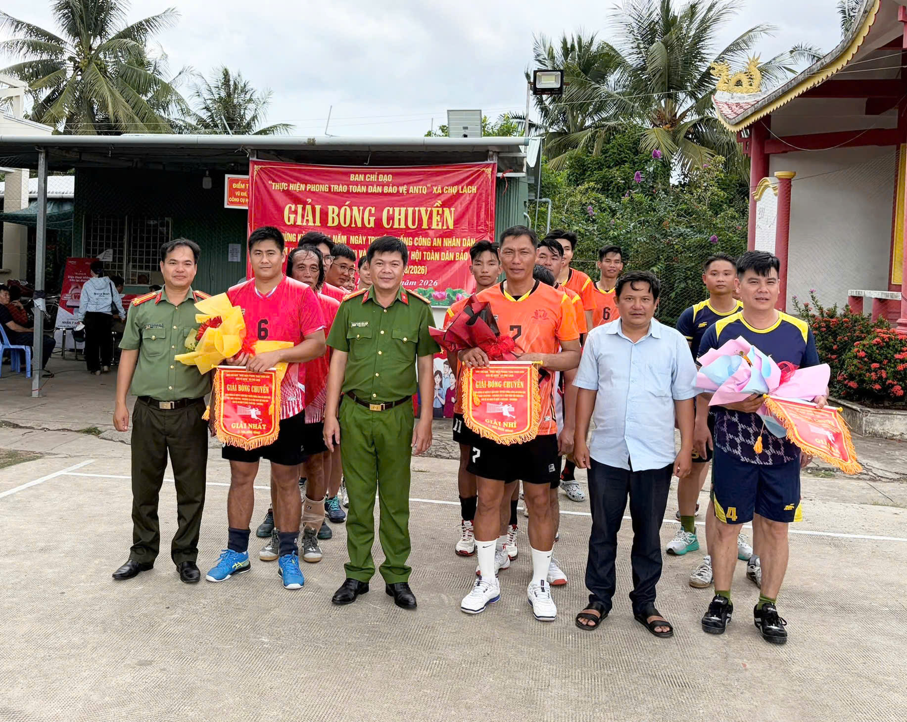 Các đội nhận giải, chụp hình lưu niệm