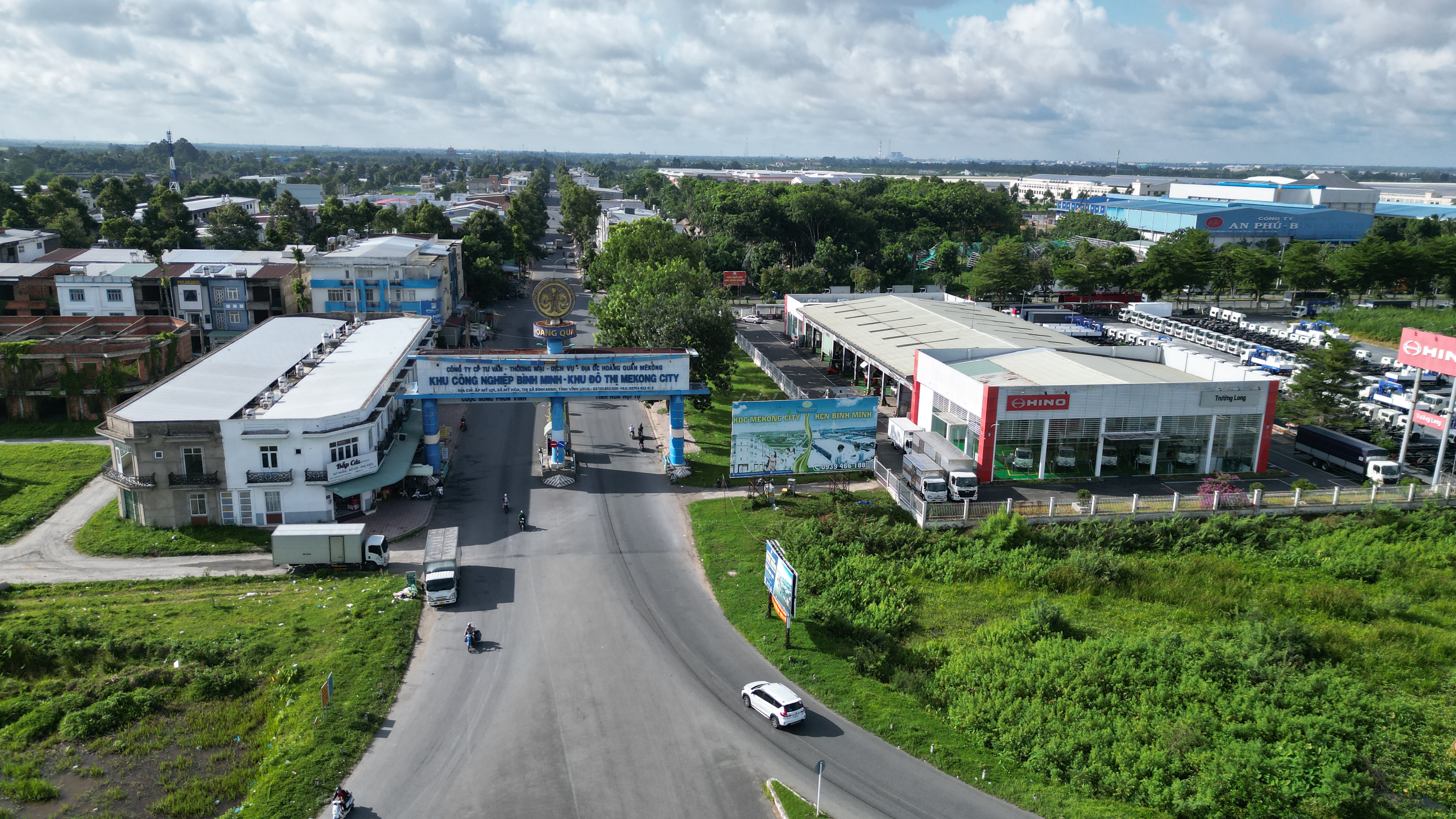 Các phương tiện ra vào cổng cần đi đúng tốc độ và phần đường quy định