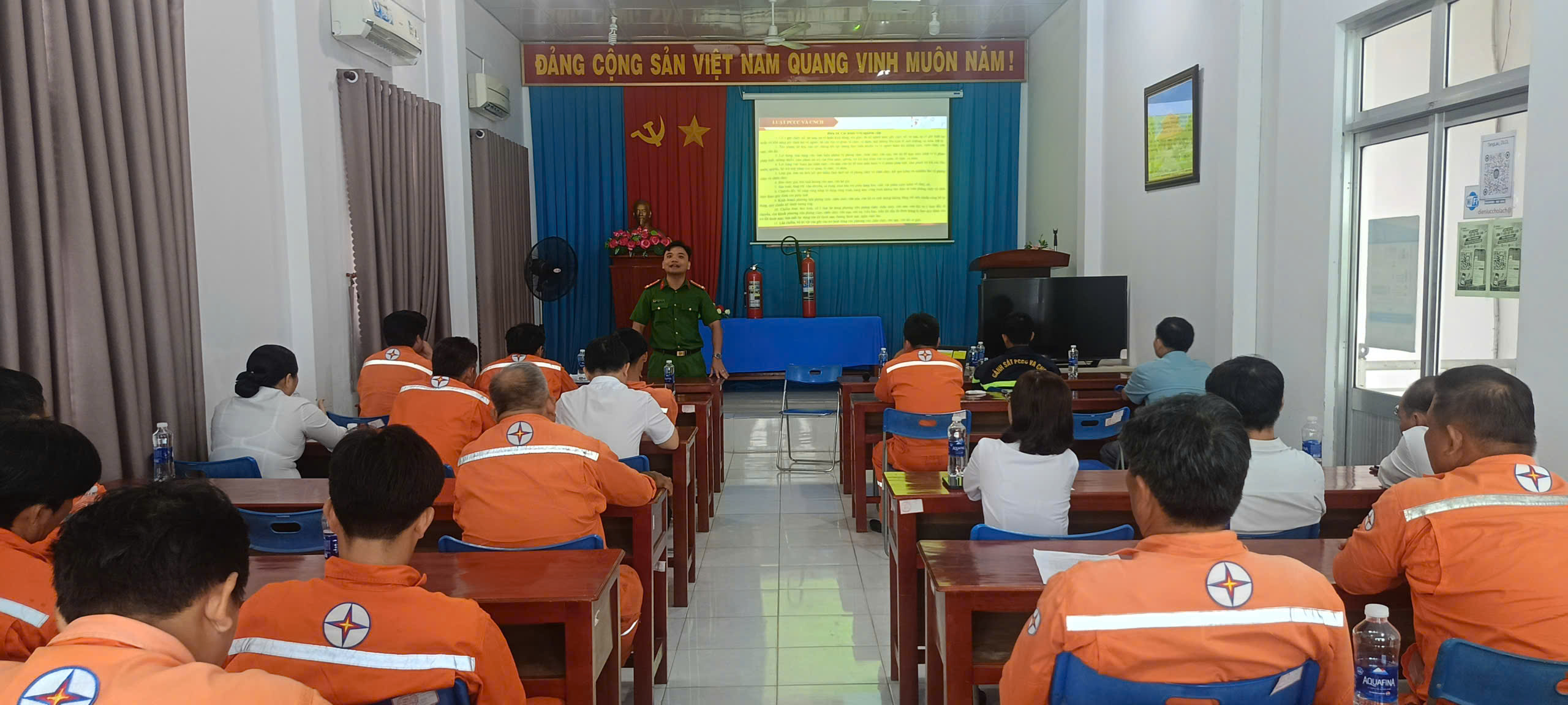Cán bộ Cảnh sát PCCC và CNCH tuyên truyền, phổ biến kiến thức, quy định pháp luật cho cán bộ, công nhân viên tại cơ sở