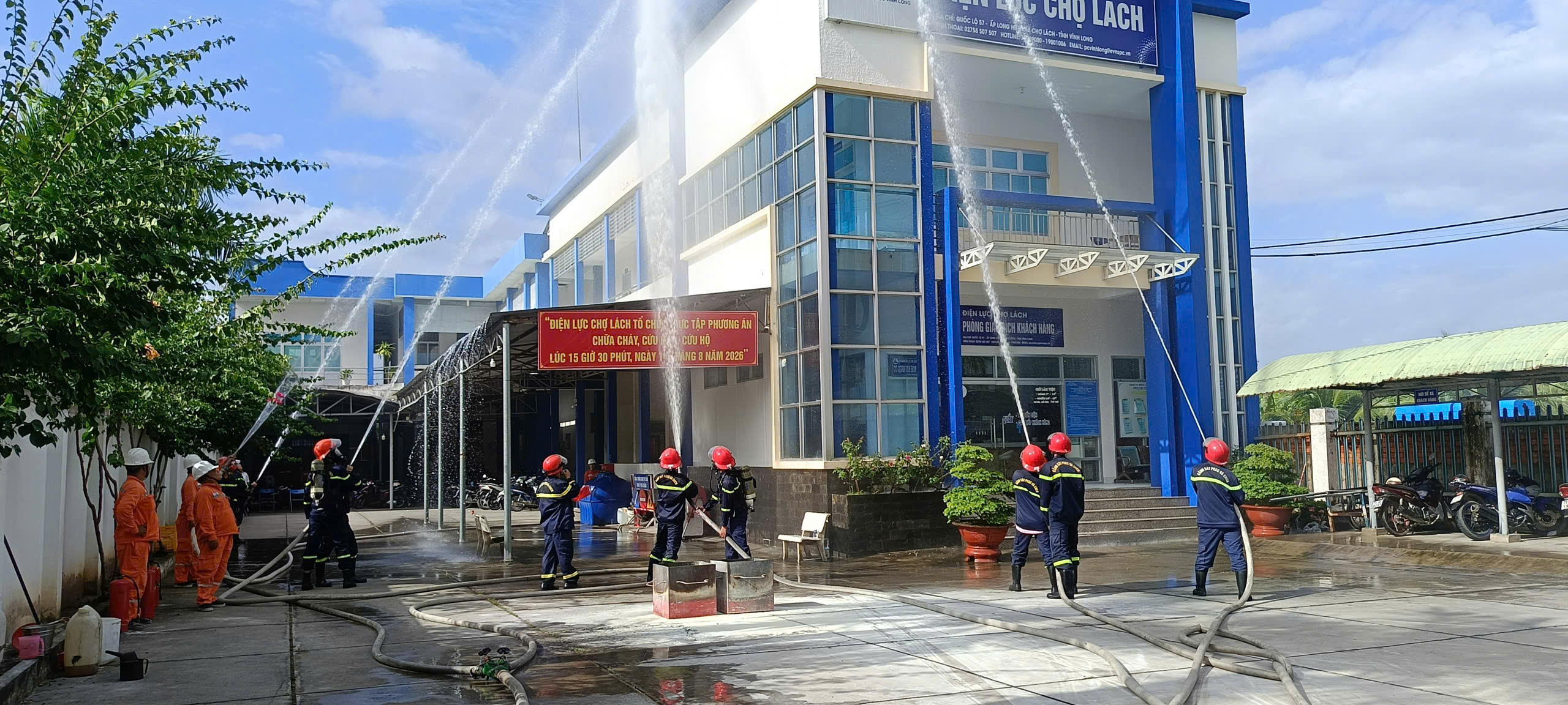 Cán bộ, chiến sĩ Cảnh sát PCCC và CNCH triển khai đội hình chữa cháy