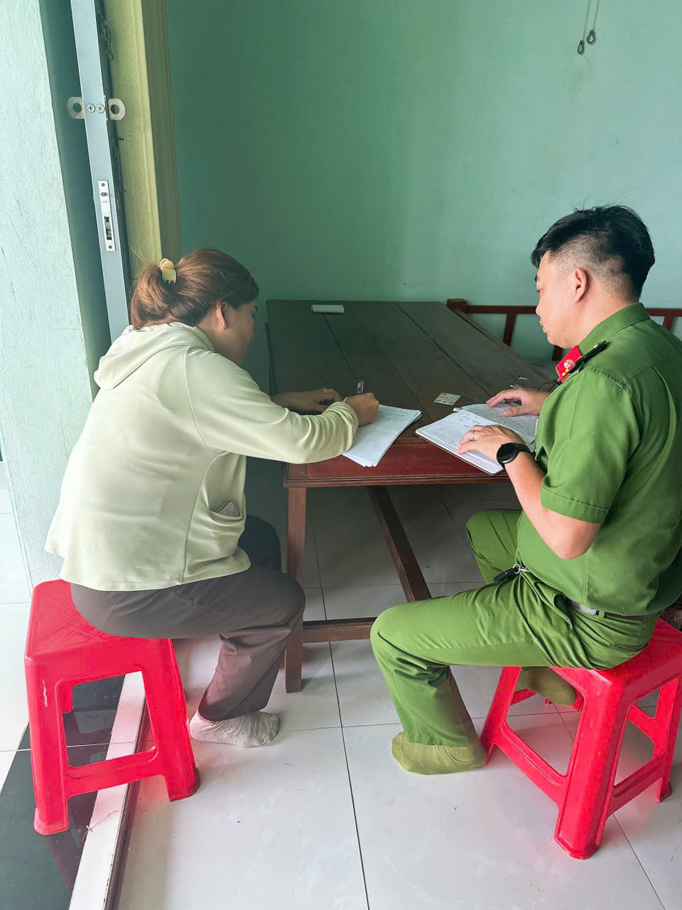 (Cán bộ Công an xã Đại An tuyên truyền hướng dẫn quyền lợi đăng ký cư trú cho trẻ) 2