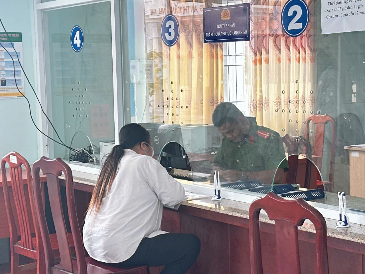 (Cán bộ công an xã tận tình hỗ trợ hướng dẫn người dân làm thủ tục hành chính)