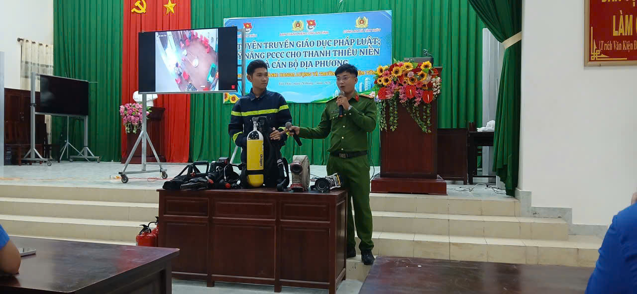 Cán bộ hướng dẫn các phương tiện PCCC