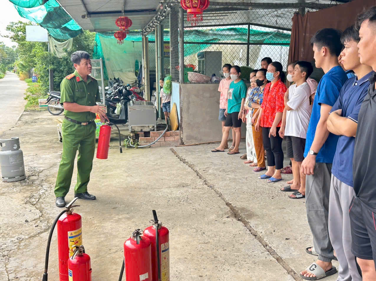 Cán bộ Phòng cảnh sát PCCC và CNCH hướng dẫn cách sử dụng bình chữa cháy xách tay