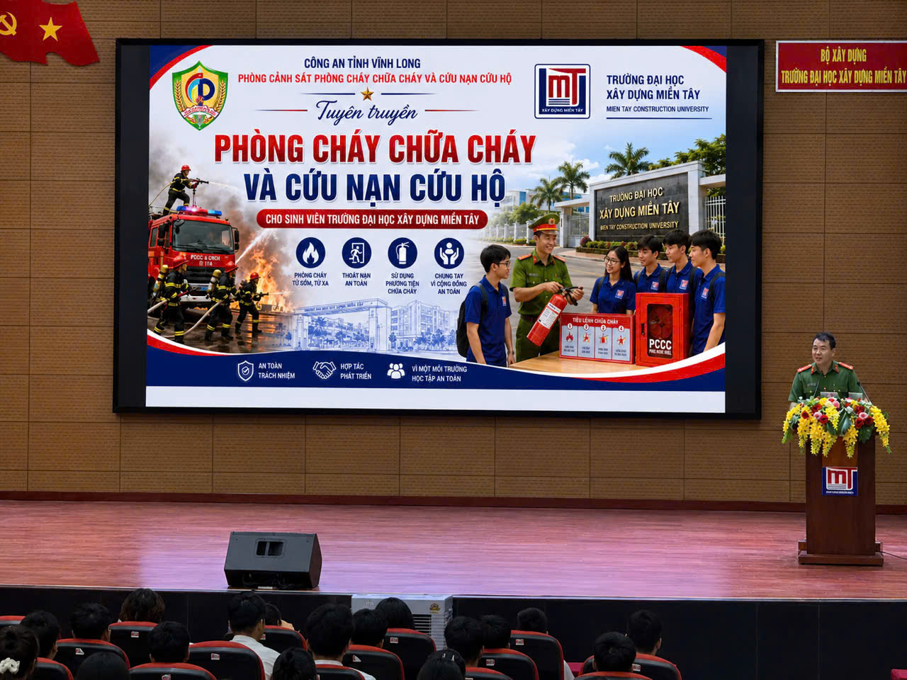 Cán bộ Phòng cảnh sát PCCC và CNCH tuyên truyền