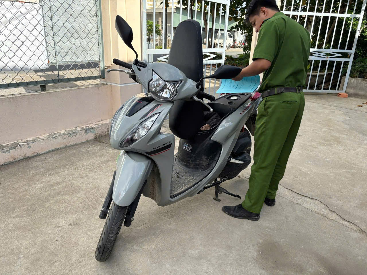 Cán bộ Tổ Cảnh sát trật tự Công an xã Vĩnh Thành tiến hành kiểm tra phương tiện và thực hiện thủ tục đăng ký xe cho người dân
