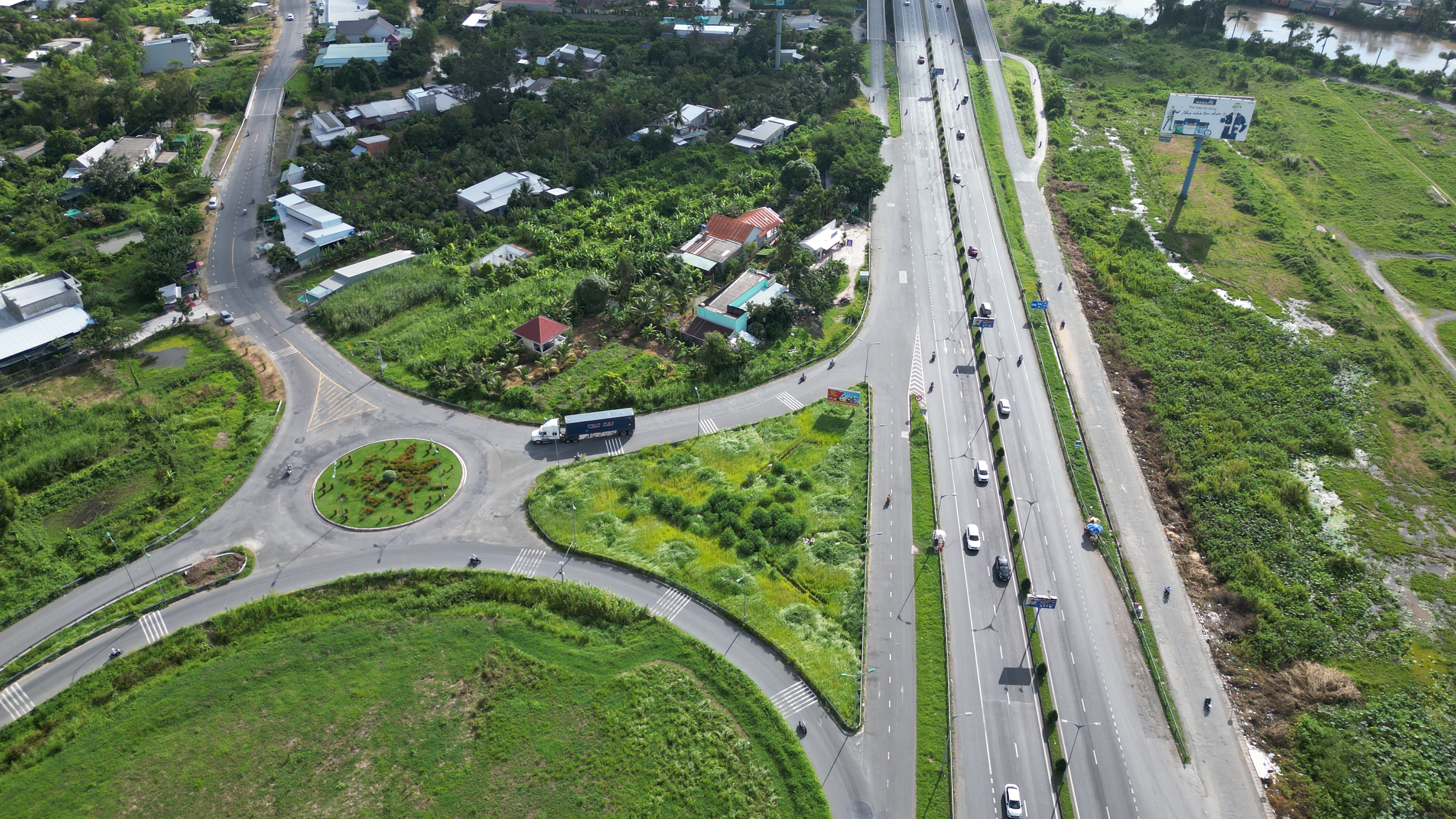 Cẩn trọng khi điều khiển phương tiện vào vòng xoay, nơi bị hạn chế tầm nhìn
