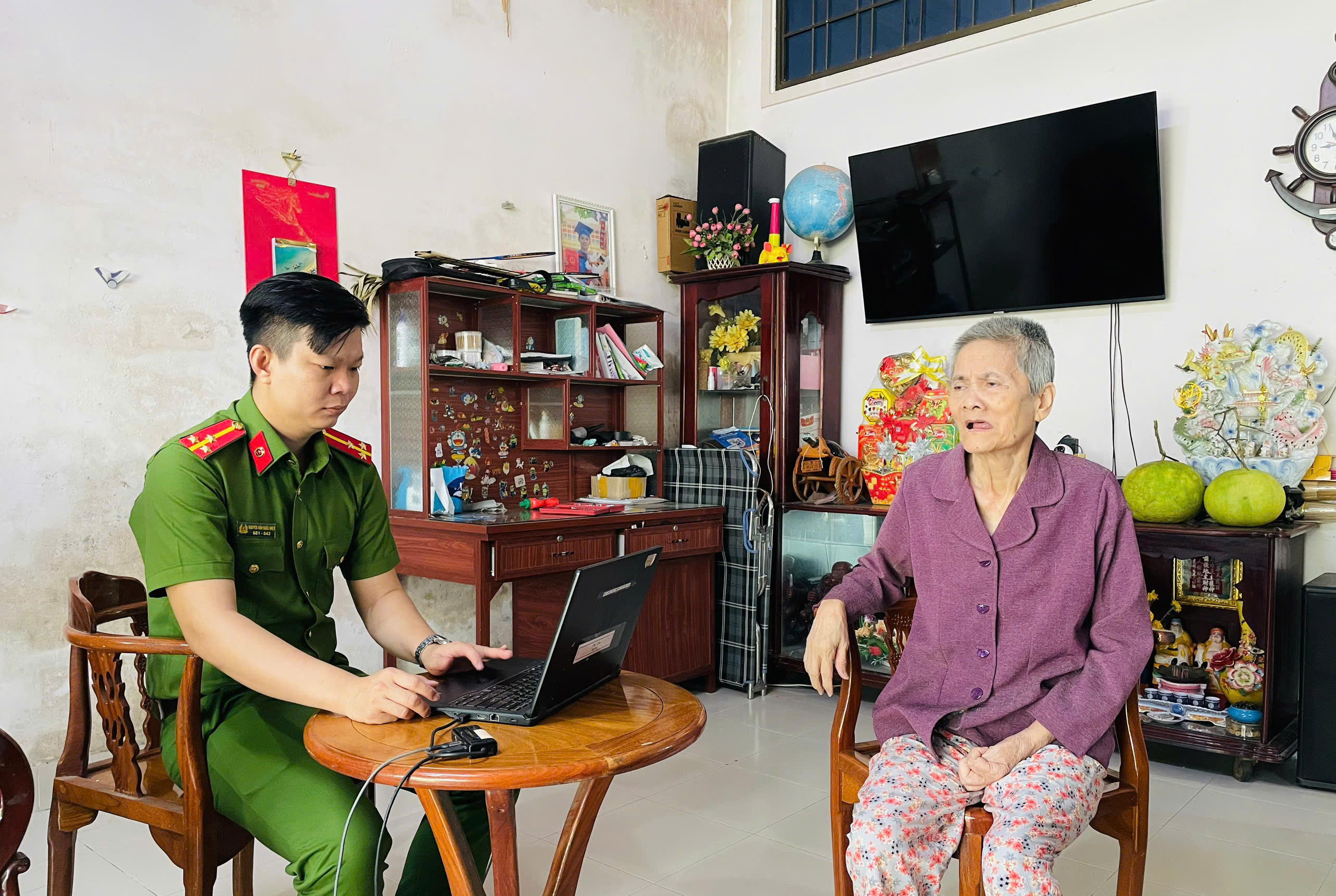 CAX Trà Ôn thu nhận hồ sơ Căn cước cho người già yếu