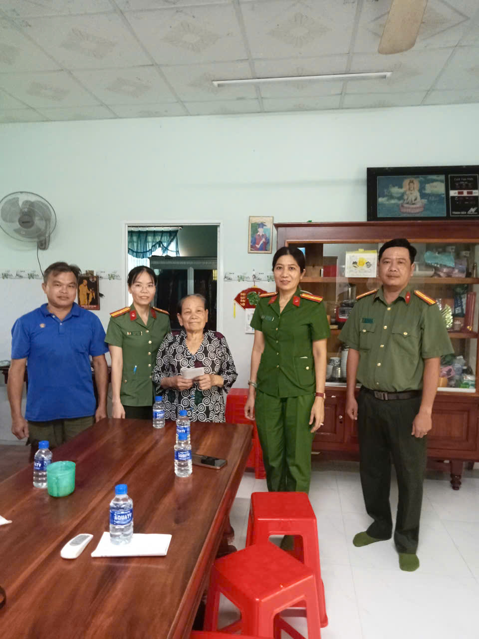 CBCS đến thăm hỏi gia đình liệt sĩ Công an