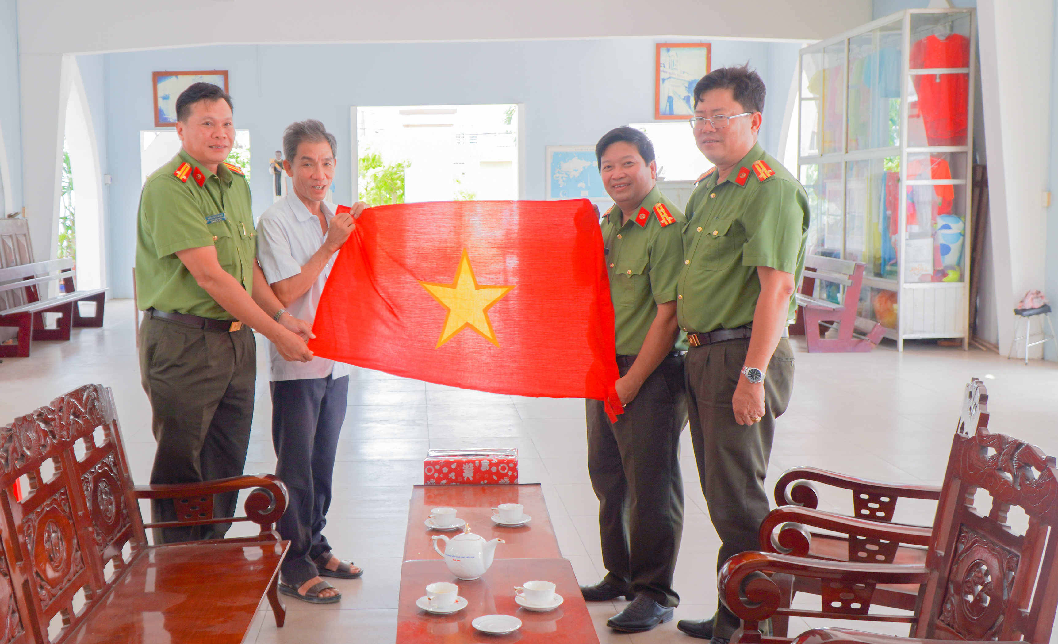 Cờ Tổ Quốc tung bay tại các cơ sở tôn giáo (3)