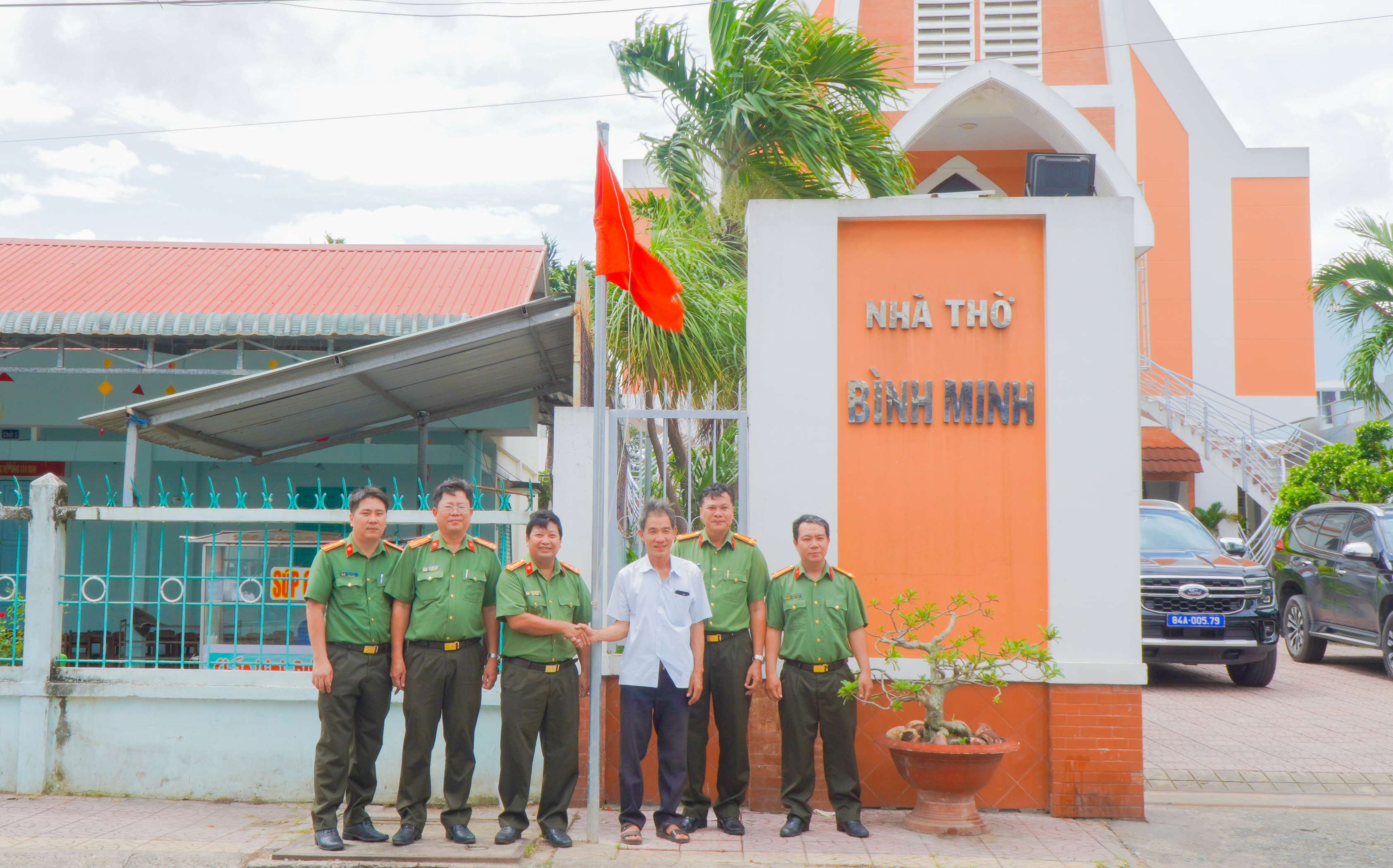Cờ Tổ Quốc tung bay tại các cơ sở tôn giáo (4)