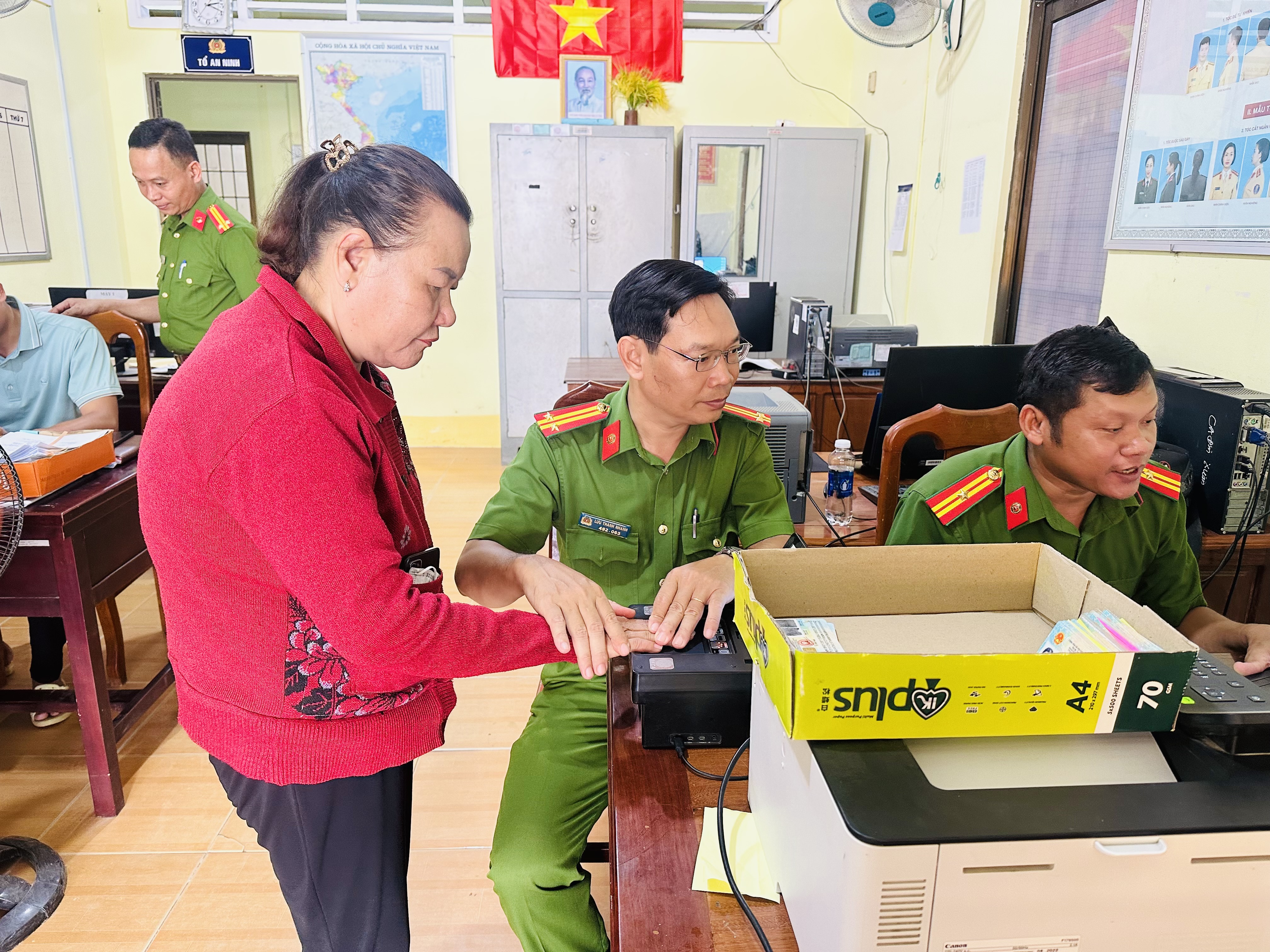 Công an xã Đôn Châu đăng ký VNeID mức độ 2 cho người dân 2