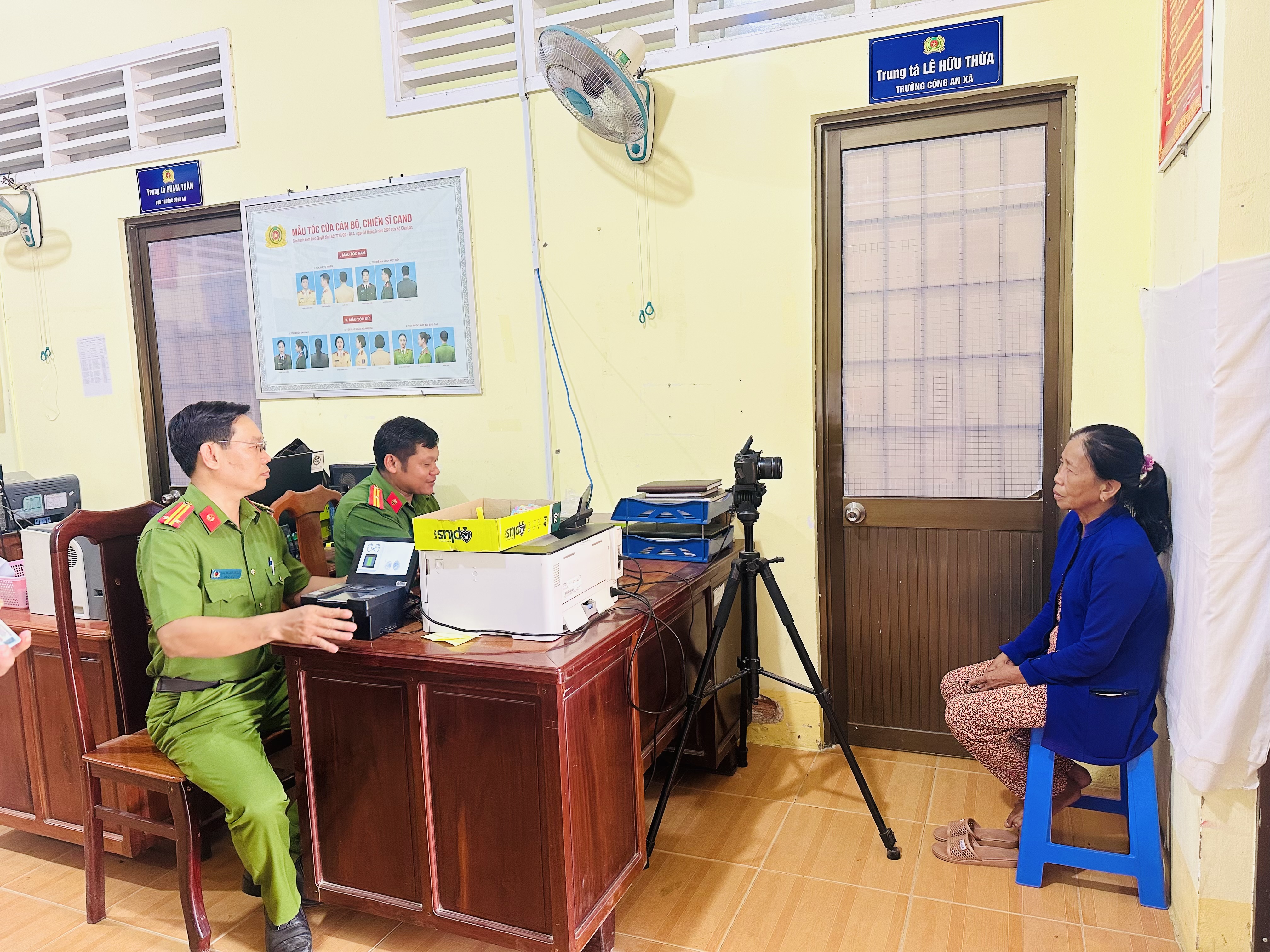 Công an xã Đôn Châu đăng ký VNeID mức độ 2 cho người dân1