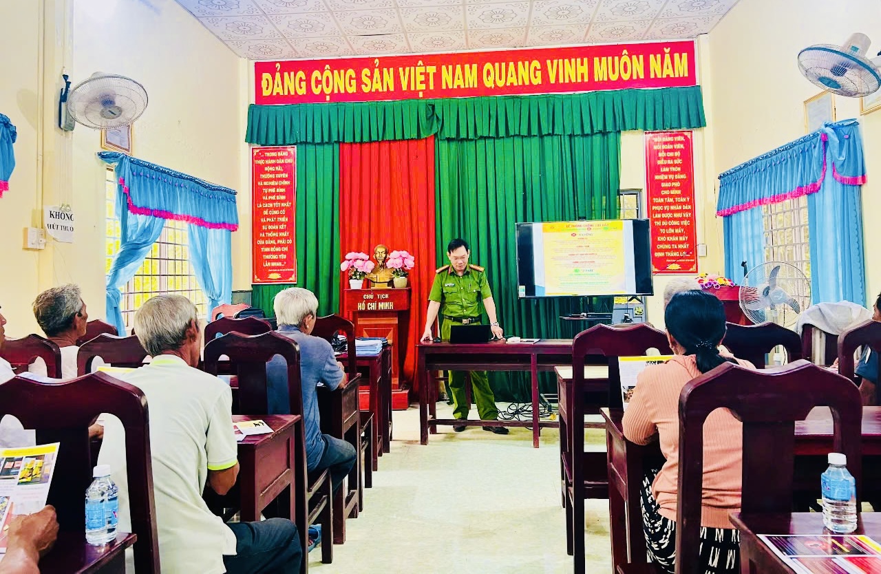 Công an xã Đôn Châu tuyên truyền cho người dân về tiện ích của VNeID