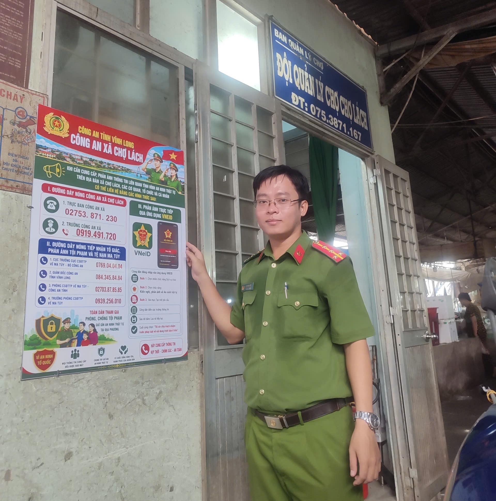 Công an xã lắp đặt bảng thông báo đường dây nóng tại Khu vực chợ