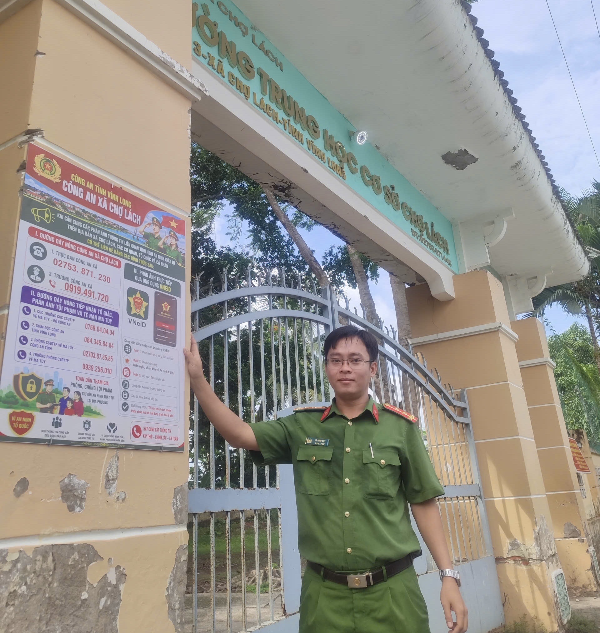Công an xã lắp đặt bảng thông báo đường dây nóng tại Trường THCS Chợ Lách