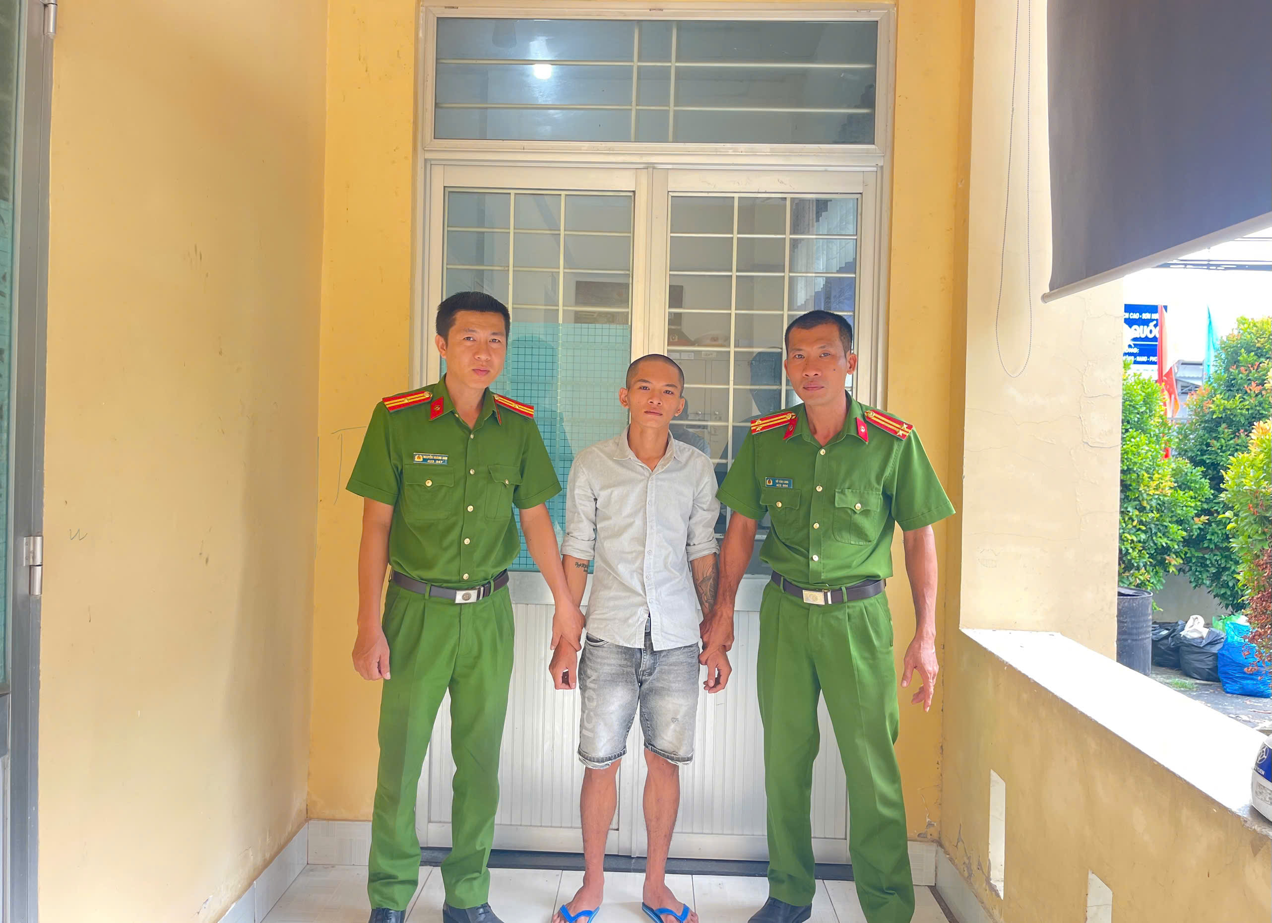Công an xã Tân Thành Bình đưa người chấp hành án