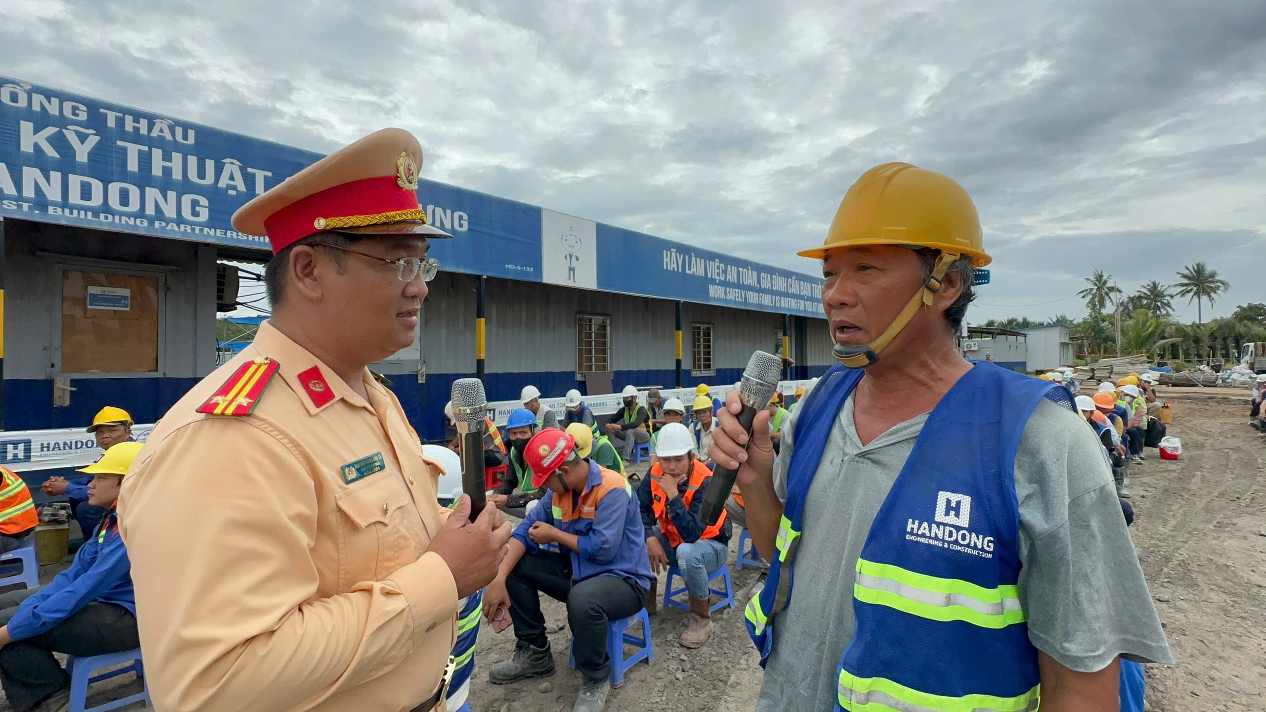 Công nhân trả lời câu hỏi tuyên truyền (2)