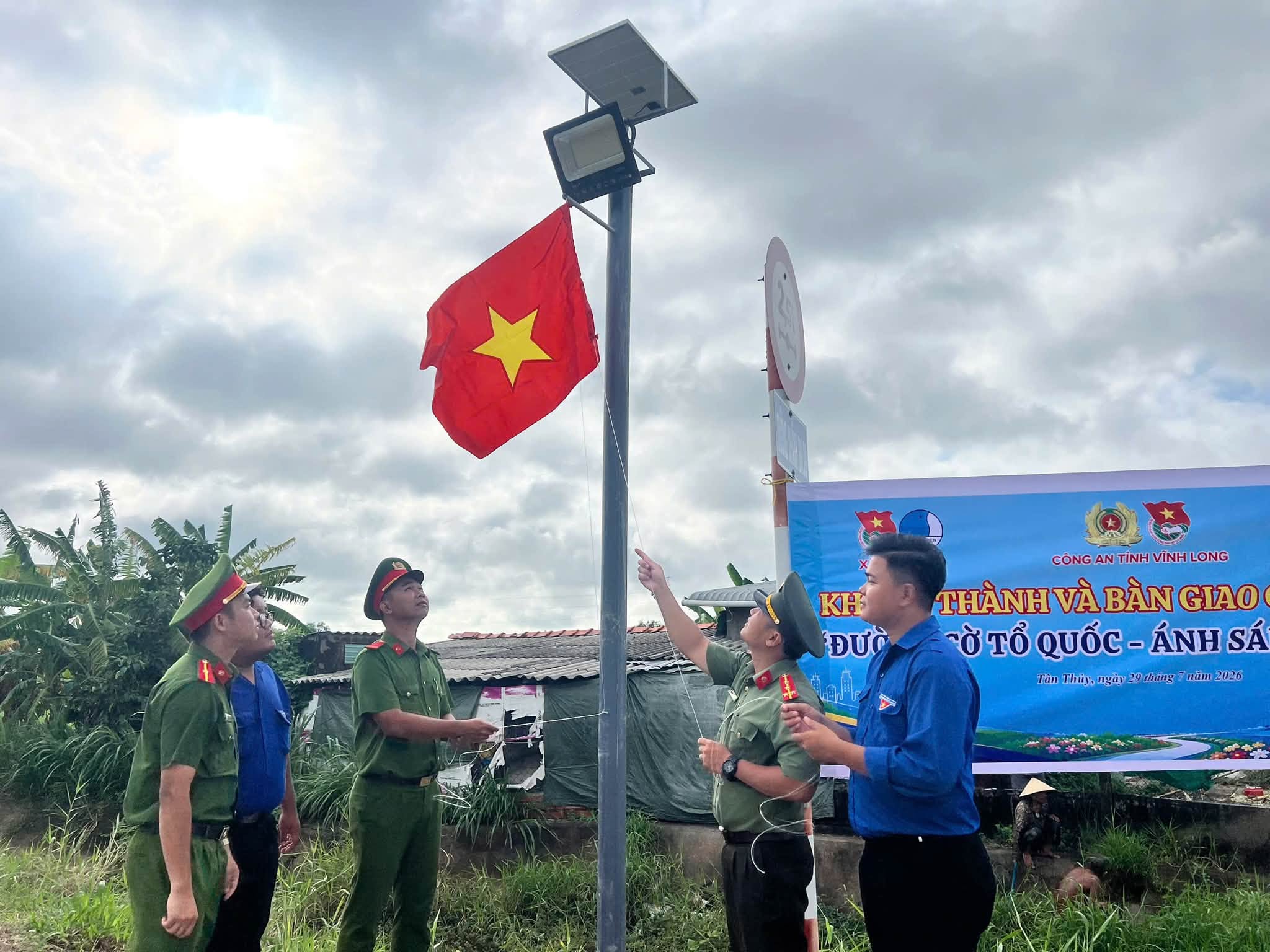 Công trình “Tuyến đường cờ, ánh sáng”