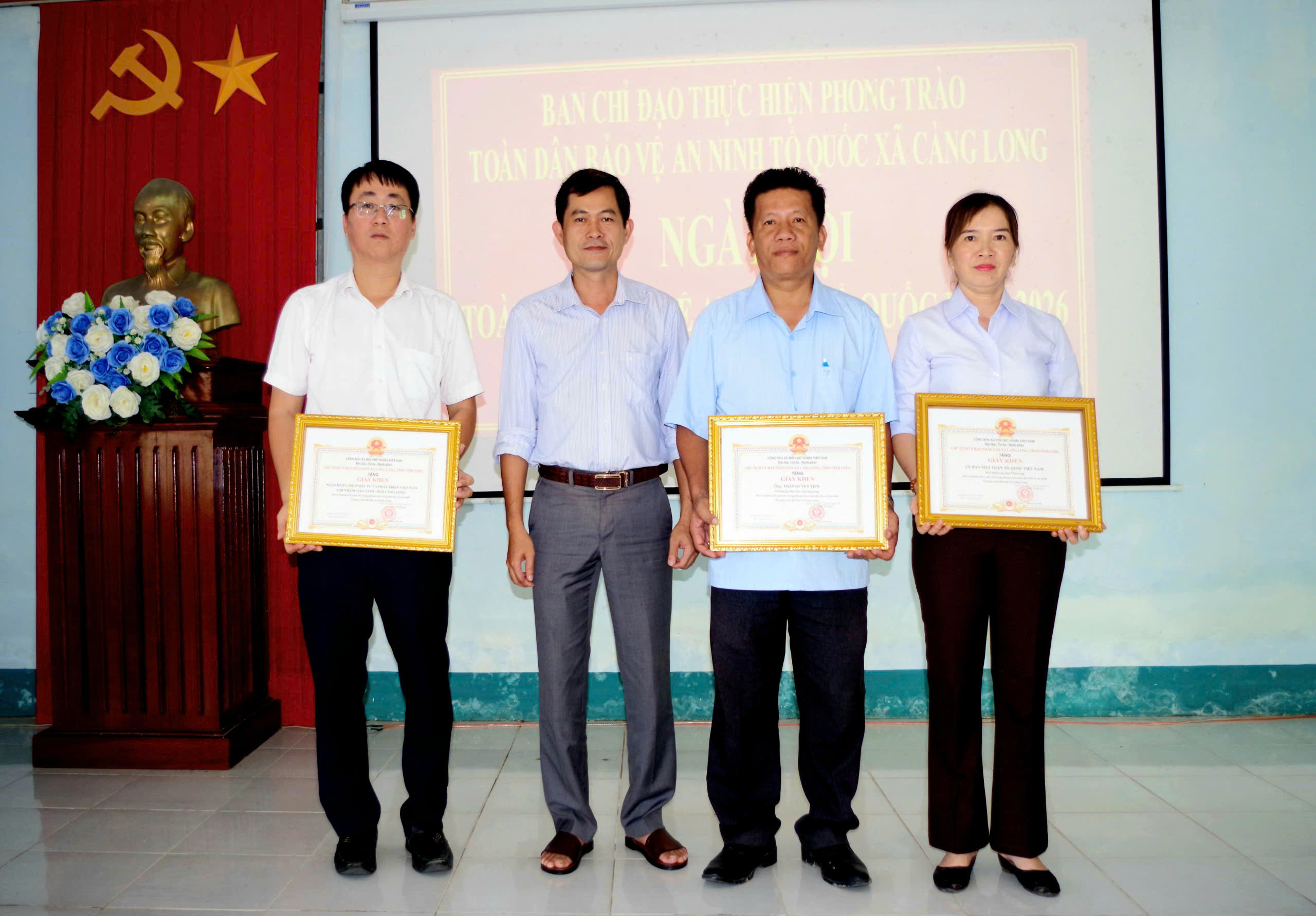 Đ c Dương Vũ Linh trao giấy khen cho tập thể, cá nhân có thành tích tiêu biểu
