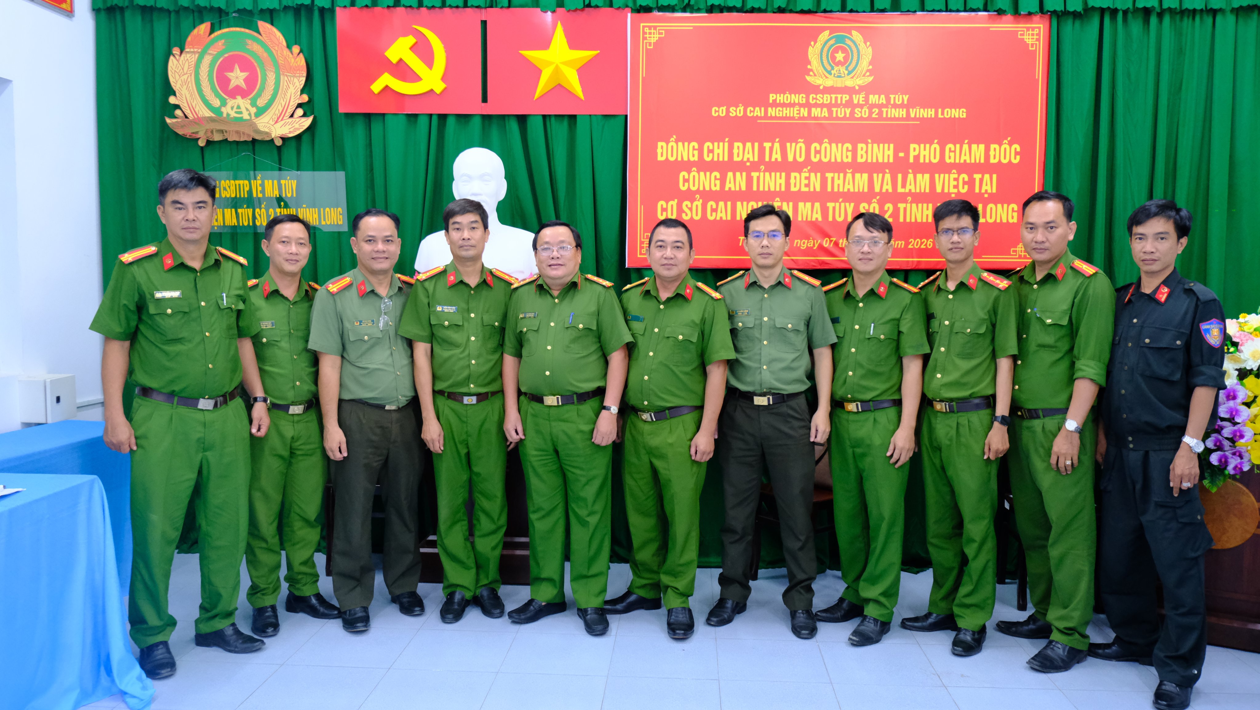Đại biểu chụp ảnh lưu niệm