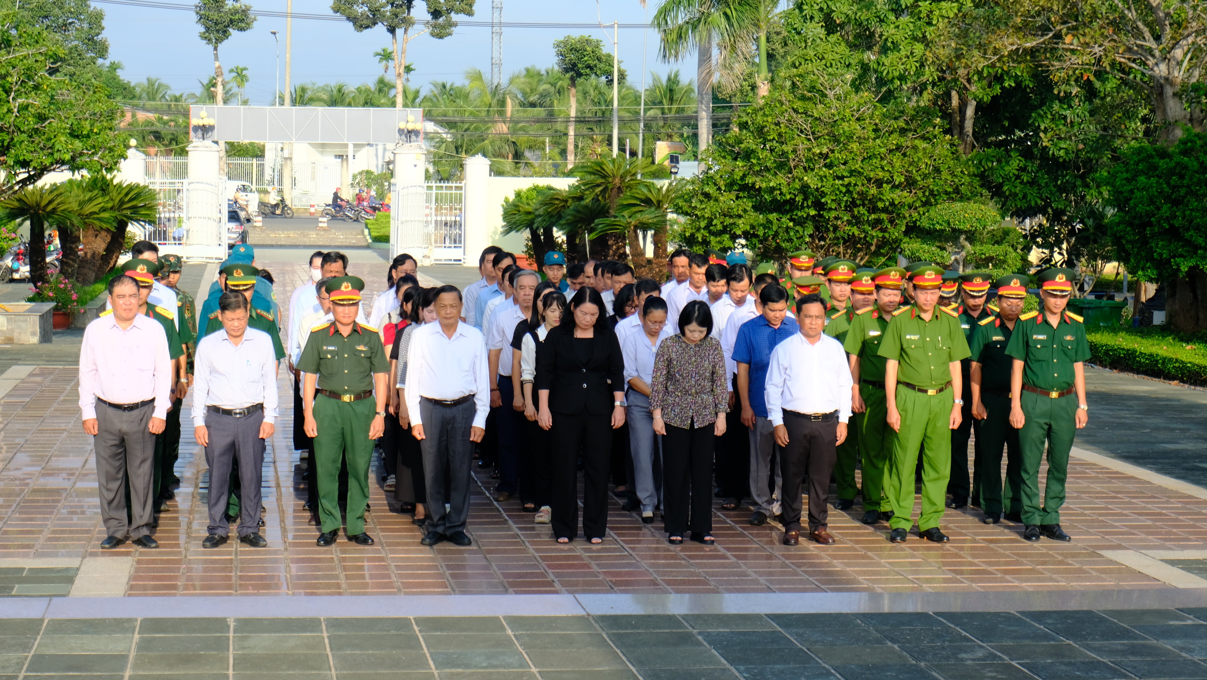 Đại biểu dành phút mặc niệm