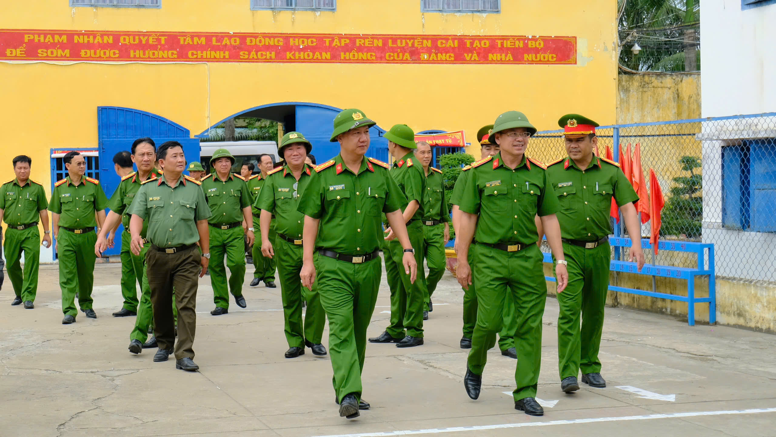 Đại biểu tham quan 1