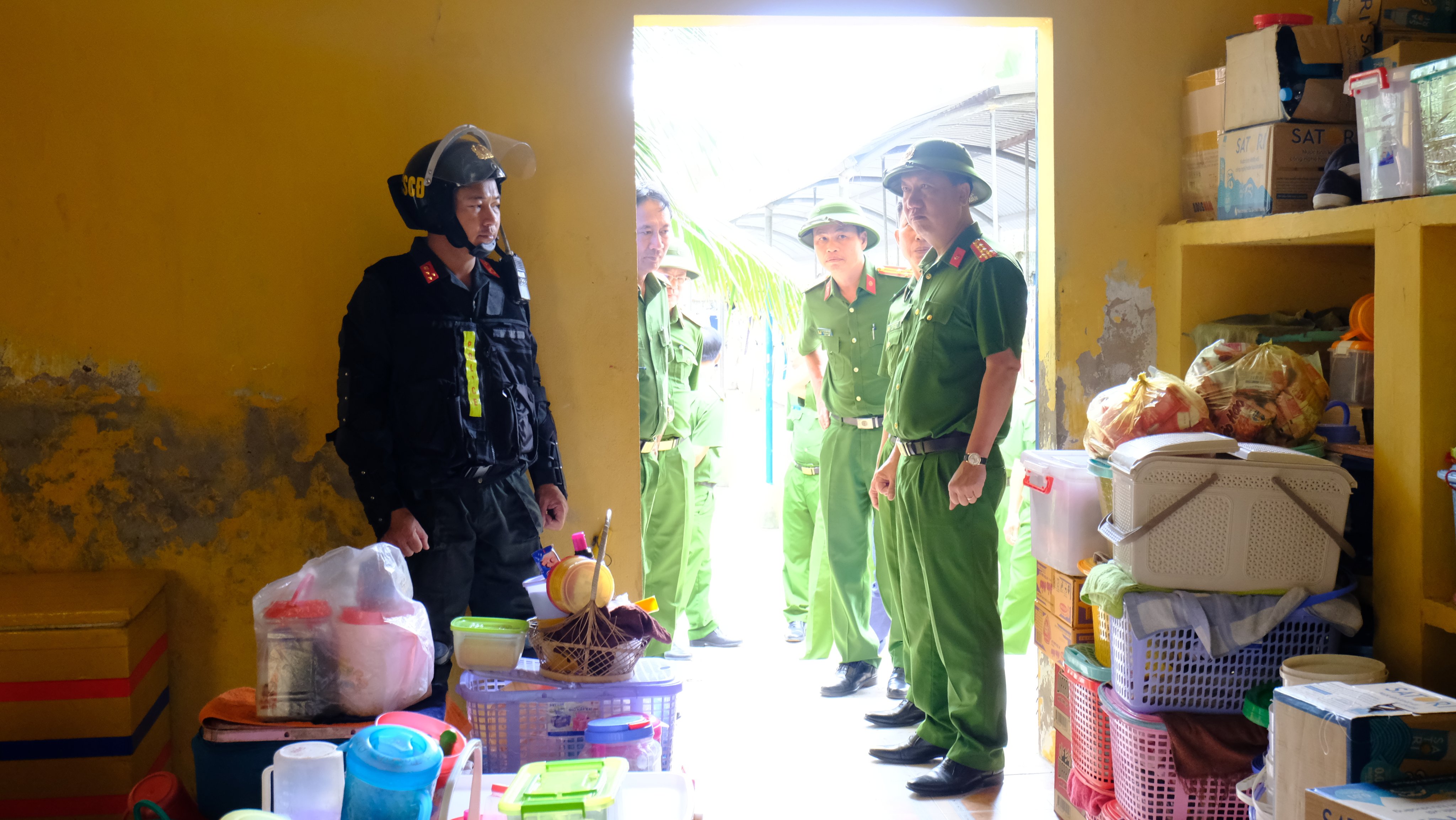 Đại biểu tham quan 2