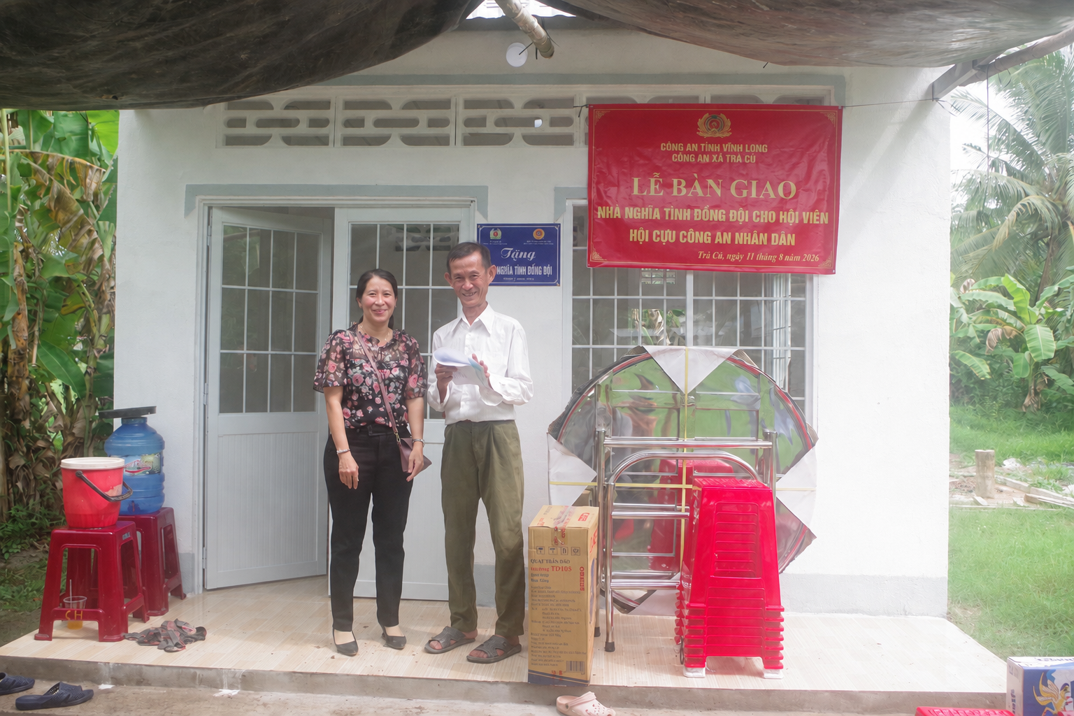 Đại diện chính quyền địa phương, các ngành tặng quà 1