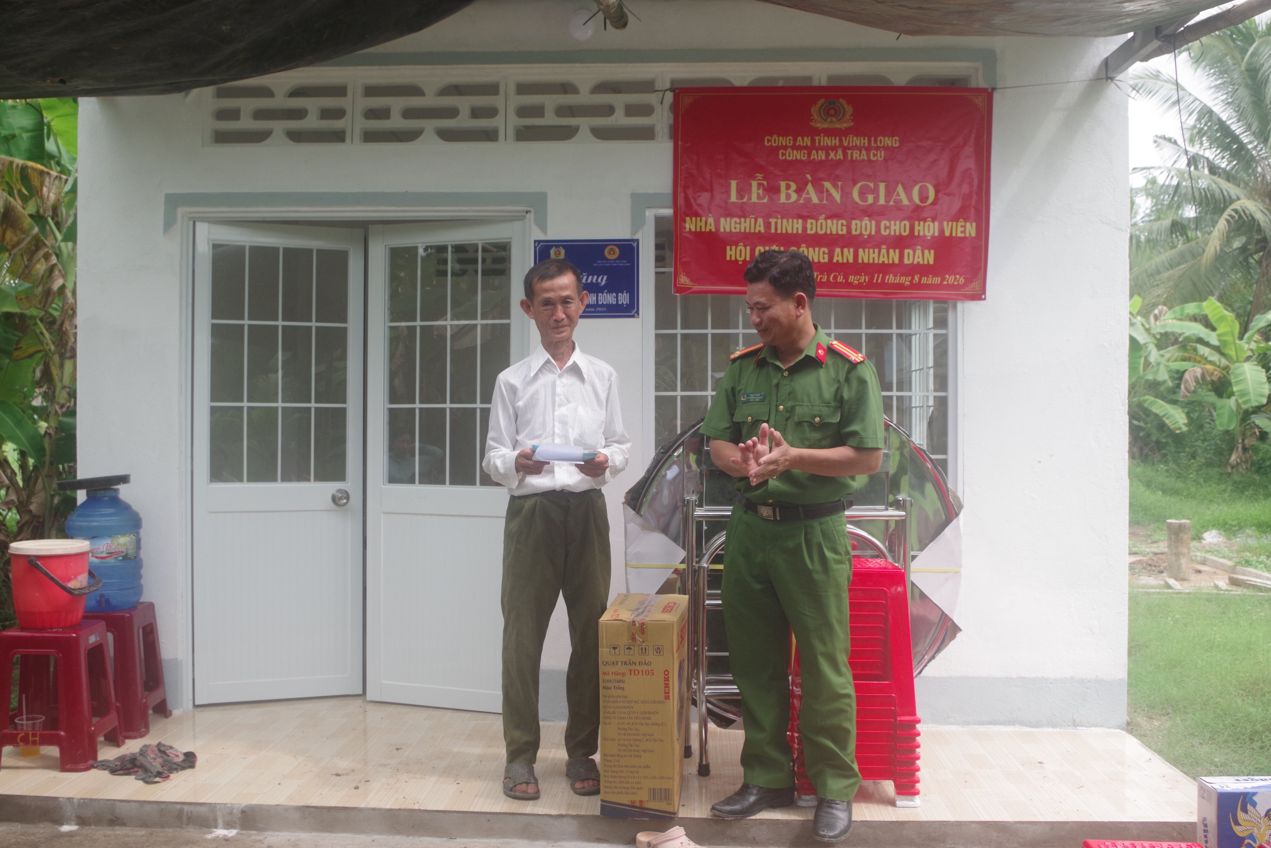 Đại diện chính quyền địa phương, các ngành tặng quà 2