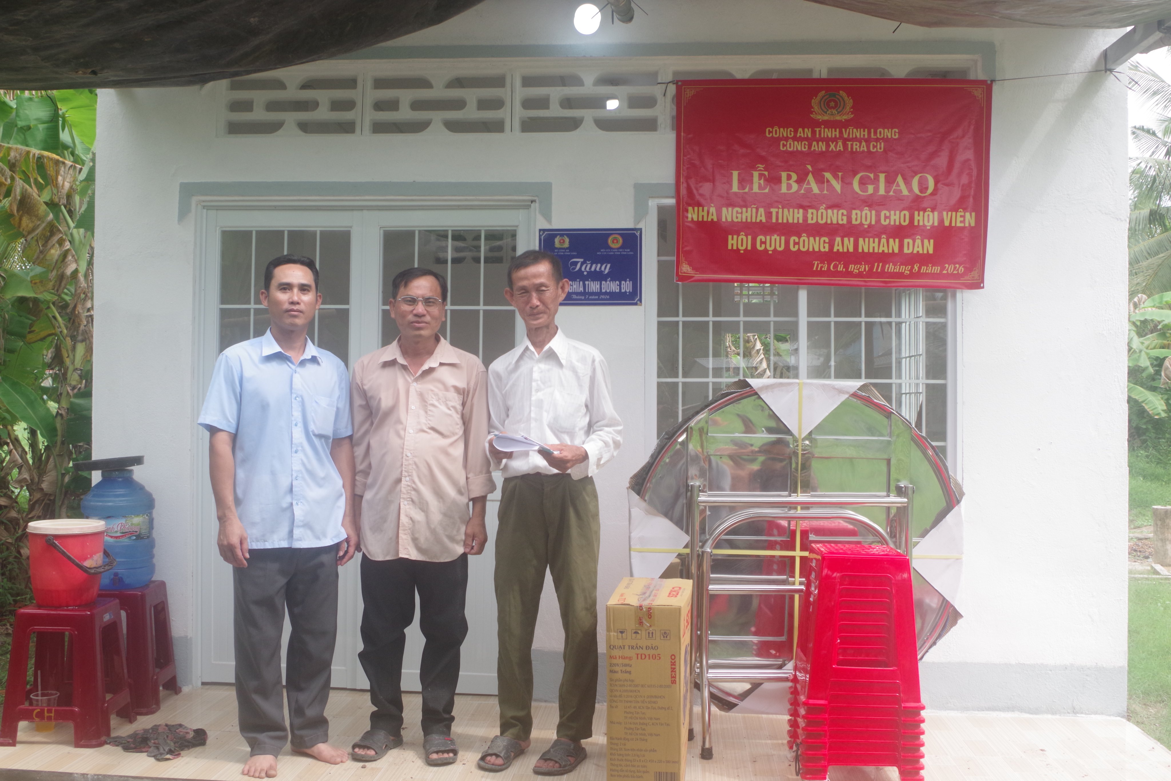 Đại diện chính quyền địa phương, các ngành tặng quà 3