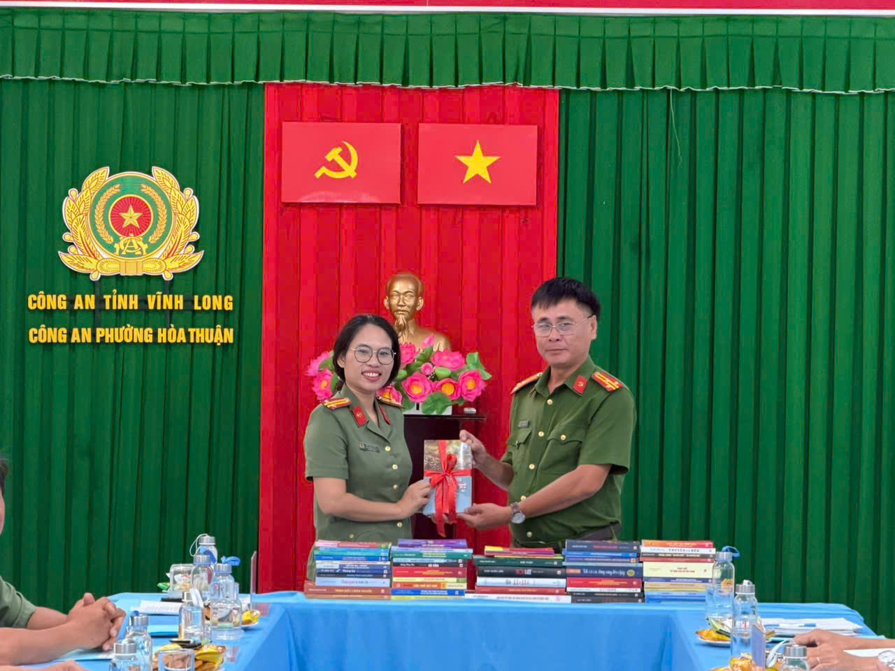 Dai dien Cuc X03 tang sach