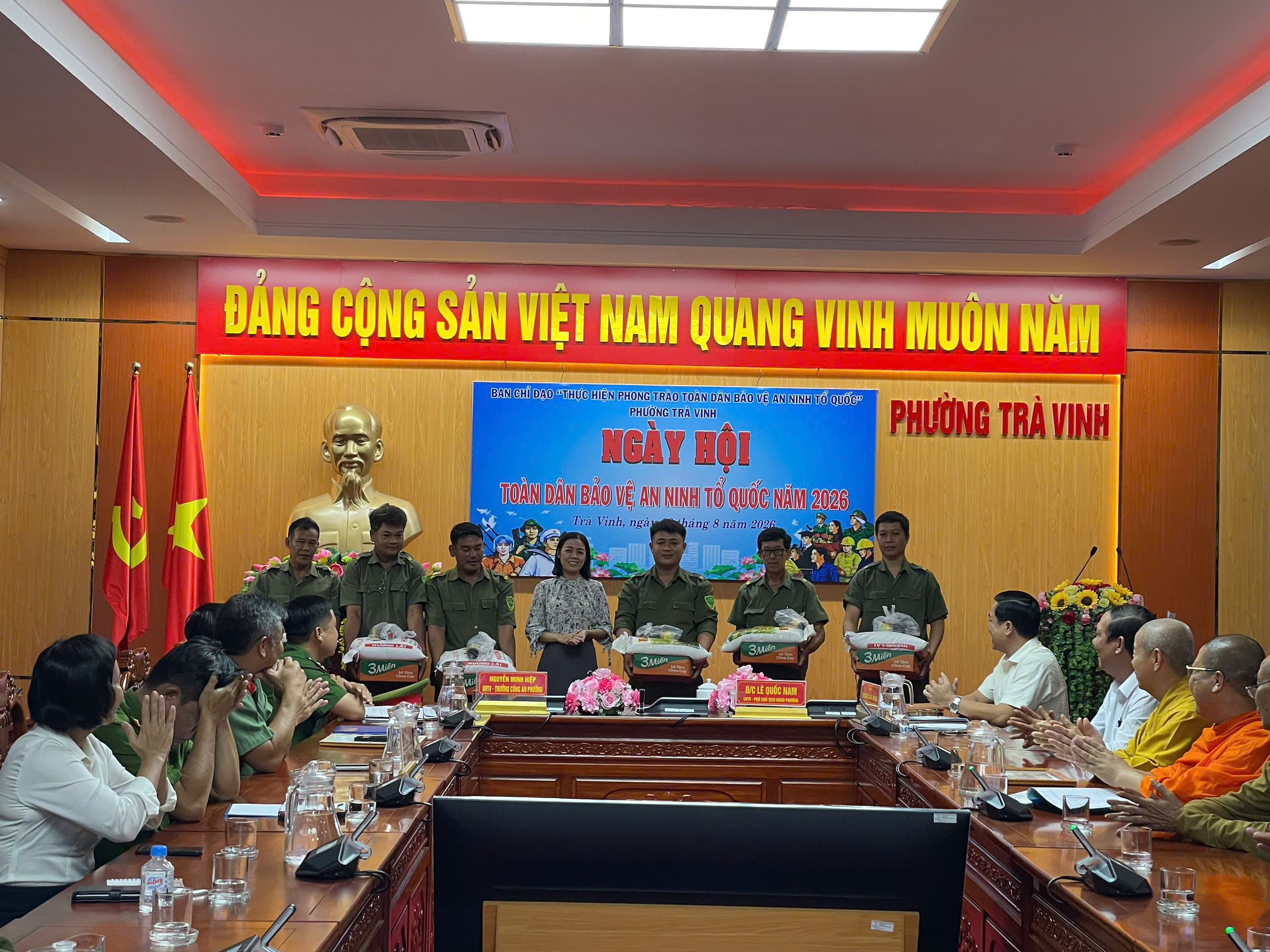 Đại diện lãnh đạo UBND phường tặng quà cho lực lượng ANTT cơ sở