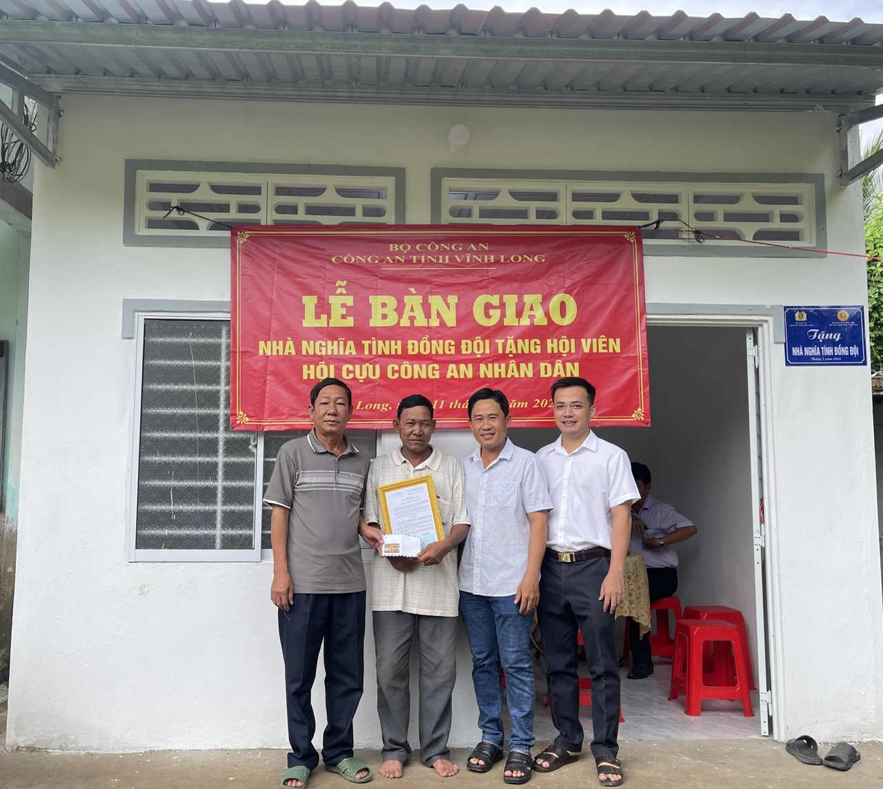 Đại diện MTTQ xã Bí thư CB Trưởng BND ấp Giồng Bàn chụp ảnh lưu niệm