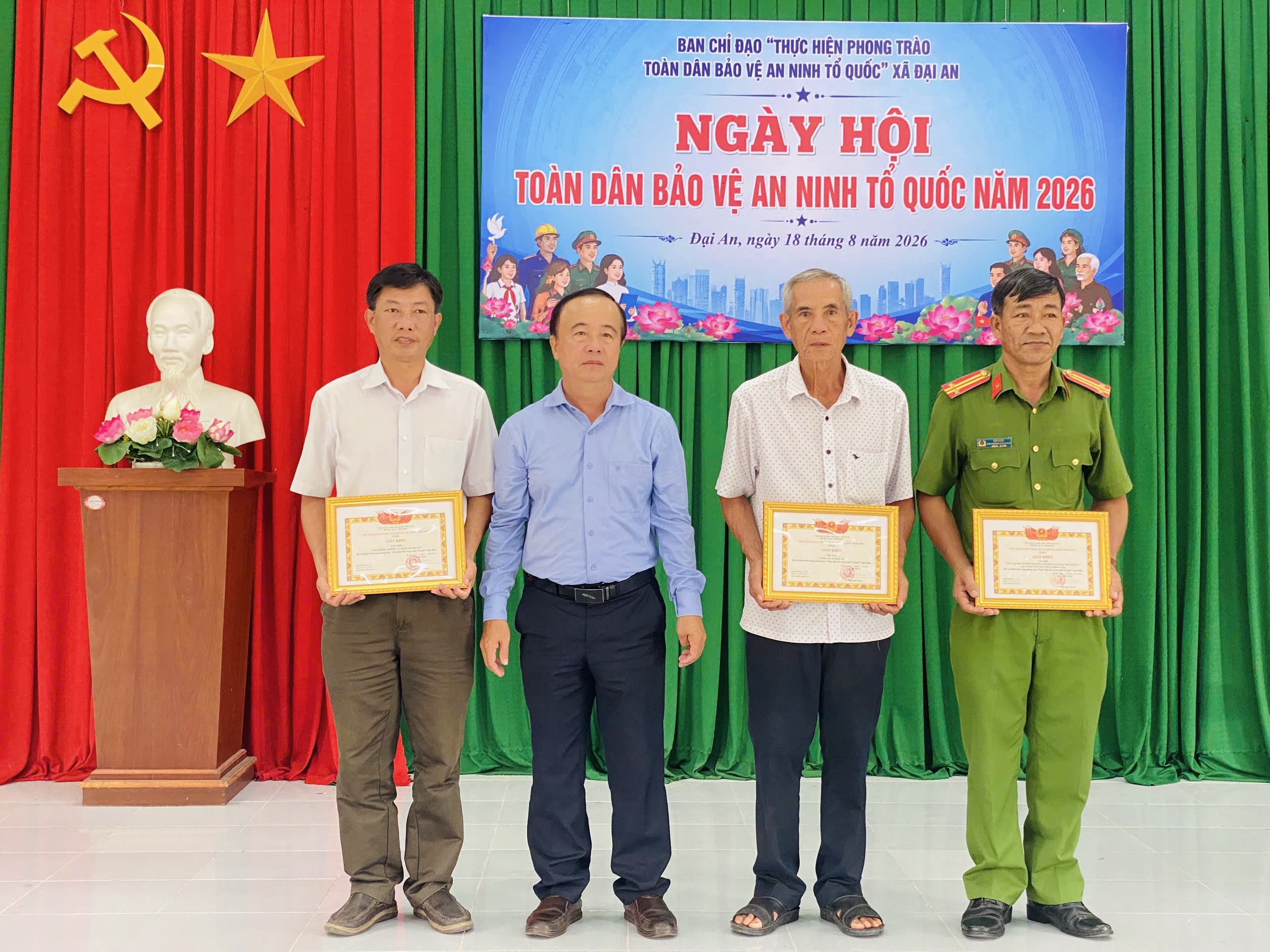Đại diện tập thể, cá nhân nhận giấy khen của lãnh đạo các cấp 2
