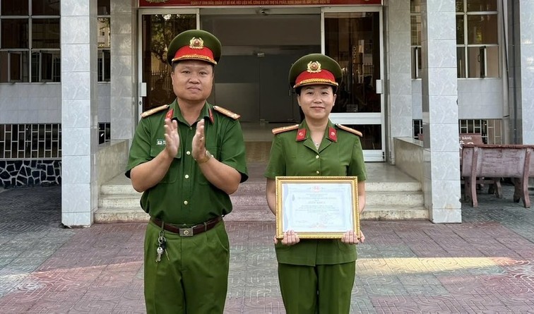 Đại diện tập thể Tổ Cảnh sát PCTP nhận khen thưởng về thành tích suất sắc trong thực hiện “Tháng hành động phò