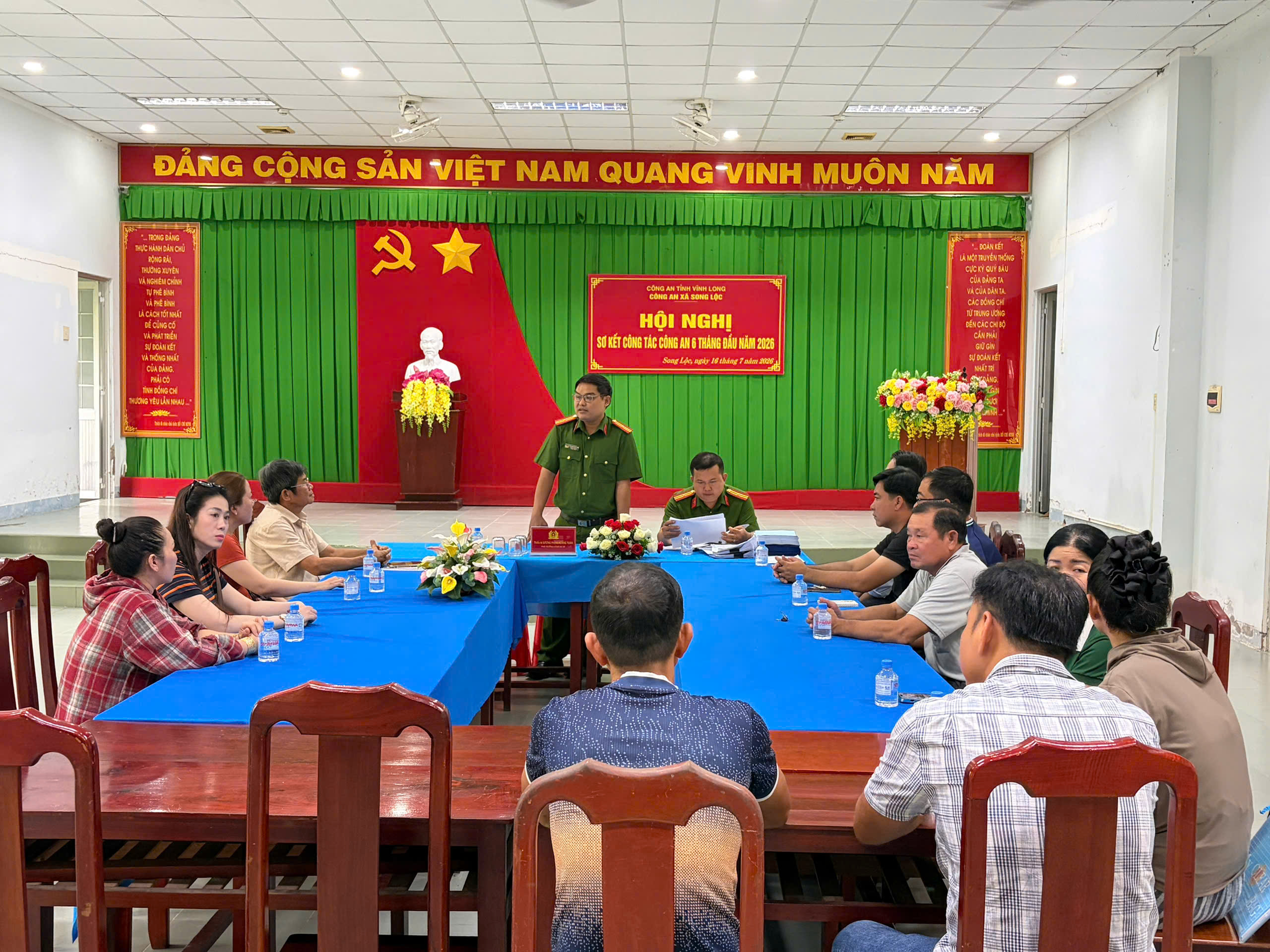Đc Thiếu tá Lương Phạm Hoàng Toàn – Phó trưởng Công an xã tuyên truyền, hướng dẫn các quy định về ngành, nghề đầu tư kinh doanh