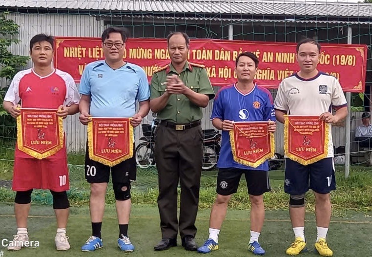 Đc Trung tá Thạch Khe Ma Rinh PTCAX trao giải và chụp ảnh lưu niệm với các đội bóng